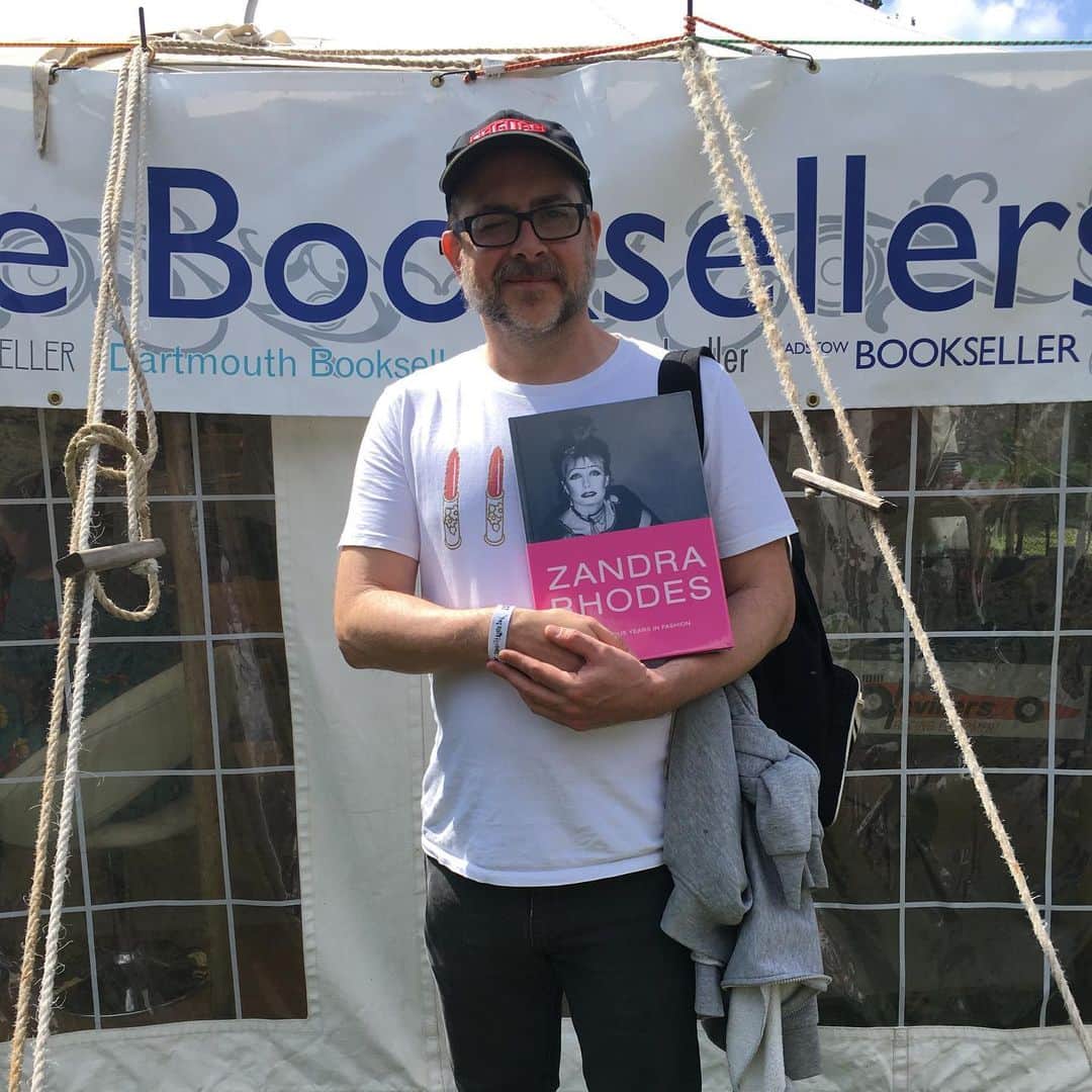 のインスタグラム：「Wonderful day to be back at @porteliotfestival to discuss the fabulous work of @zandra_rhodes_ with @dennisnothdruft curator at @fashiontextilemuseum - managed to get my hands on a super-early copy of her new book which comes out with her upcoming exhibition #50yearsofFABULOUS!!」