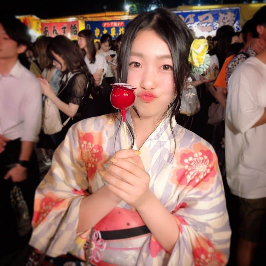 桜雪さんのインスタグラム写真 - (桜雪Instagram)「夏祭りといえばりんご飴です。 絶対外せません。 でも、いちご飴も好きです。 そんでもってできれば綿菓子も食べたいです。  #夏祭り #日本の夏 #浴衣女子 #りんご飴 #浴衣 #お祭り」7月27日 19時47分 - yuki_12hsm