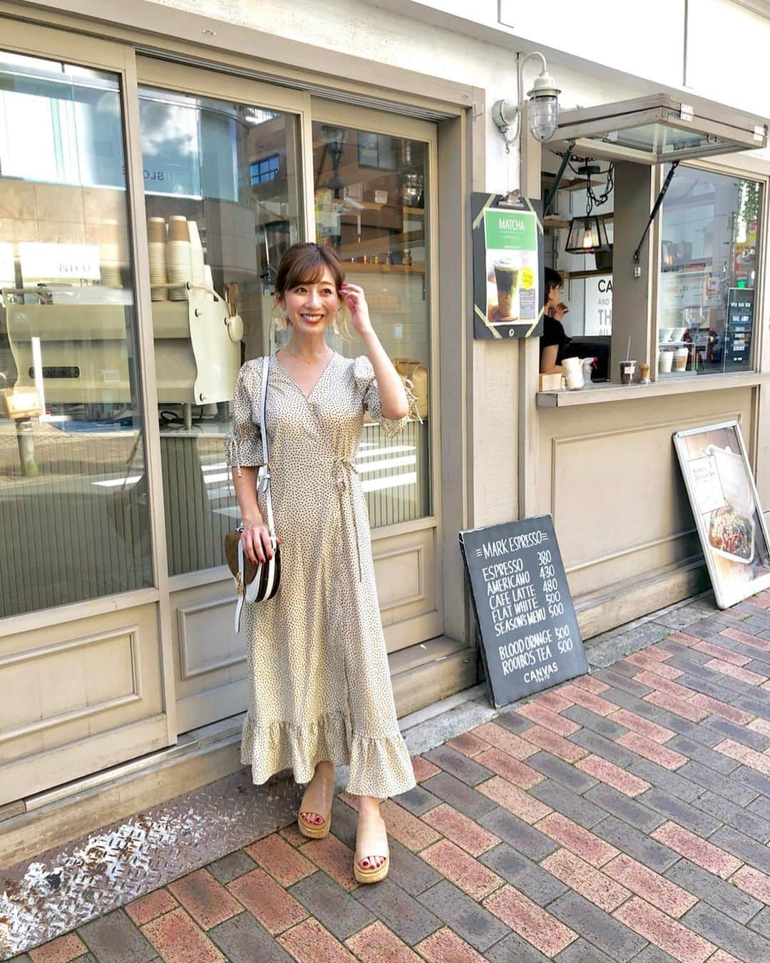 水野佐彩さんのインスタグラム写真 - (水野佐彩Instagram)「・ 昨日のコーデ🎂❤️ お花のドットが可愛い🌼 やわらかい生地も着心地最高です🧸 #coordinate one-piece#maisonmable @maison.marble  shoes#louisvuitton @louisvuitton  shoes#chloe @chloe  #sサイズコーデ #153cmコーデ #おちびコーデ ・ ・ 4.5枚目は昨日のダルマットでの写真📸💕 西ちゃんのお誕生日をお祝いしました🎂❤️ 桃のカッペリーニが美味しくて美味しくて。 他のお料理もたらふく頂きました🤤❤️ 西ちゃん本当におめでとう🎂❤️ 6枚めからは 2年前の3人旅inHAWAII🌺 このハワイが人生で1番笑ったし 本当に本当に楽しくて最高の思い出💕 また一緒に行きたいなあ☺️🌺🌺 大人になってから出逢えた大事な親友❤️ 笑顔いっぱいの1年にしてね🥺💕💕 #happybirthday」7月27日 19時48分 - saaya_mizuno