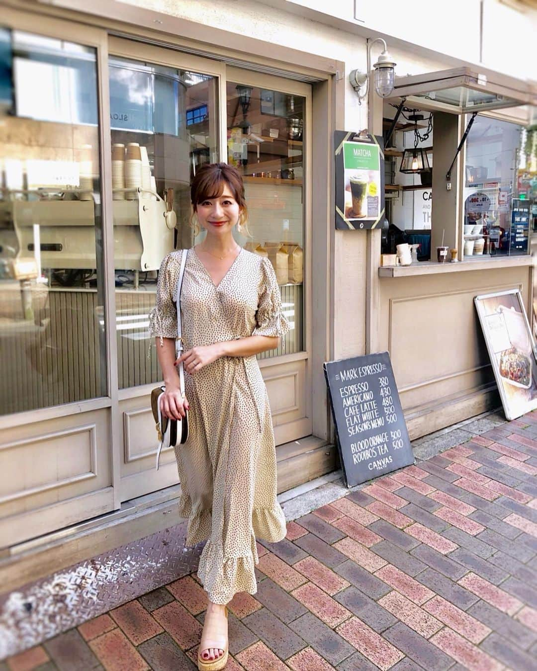 水野佐彩さんのインスタグラム写真 - (水野佐彩Instagram)「・ 昨日のコーデ🎂❤️ お花のドットが可愛い🌼 やわらかい生地も着心地最高です🧸 #coordinate one-piece#maisonmable @maison.marble  shoes#louisvuitton @louisvuitton  shoes#chloe @chloe  #sサイズコーデ #153cmコーデ #おちびコーデ ・ ・ 4.5枚目は昨日のダルマットでの写真📸💕 西ちゃんのお誕生日をお祝いしました🎂❤️ 桃のカッペリーニが美味しくて美味しくて。 他のお料理もたらふく頂きました🤤❤️ 西ちゃん本当におめでとう🎂❤️ 6枚めからは 2年前の3人旅inHAWAII🌺 このハワイが人生で1番笑ったし 本当に本当に楽しくて最高の思い出💕 また一緒に行きたいなあ☺️🌺🌺 大人になってから出逢えた大事な親友❤️ 笑顔いっぱいの1年にしてね🥺💕💕 #happybirthday」7月27日 19時48分 - saaya_mizuno