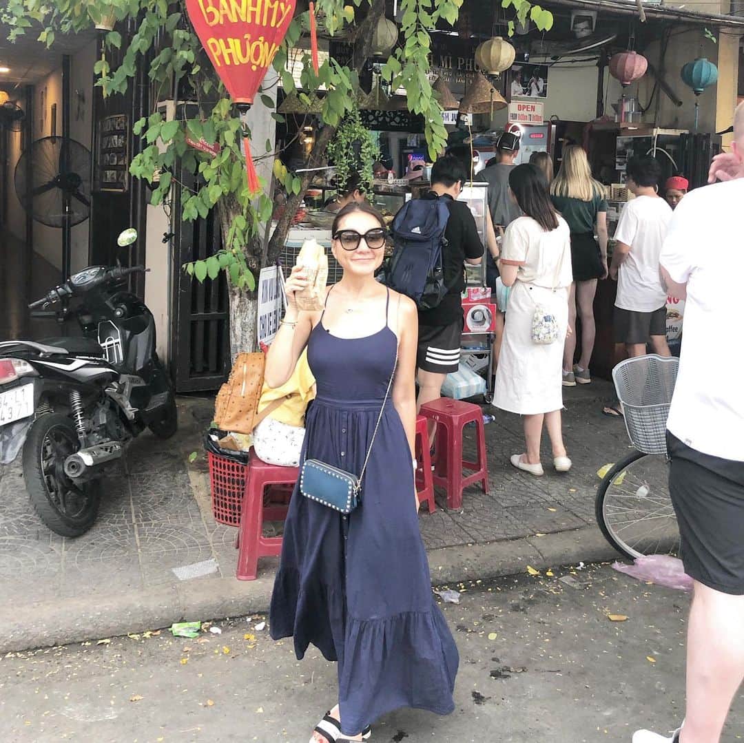 マキ・コニクソンさんのインスタグラム写真 - (マキ・コニクソンInstagram)「旧市街にあるBanh mi(バインミー)の有名なお店に行って来たよ！ “Phuong Hoi An” 並ぶ価値あり！ おいちかった！😋 #旅のおすそ分け🤙🏼 #ホイアンのおすそ分け🇻🇳 #コニクソンの夏休み」7月27日 19時48分 - makikonikson