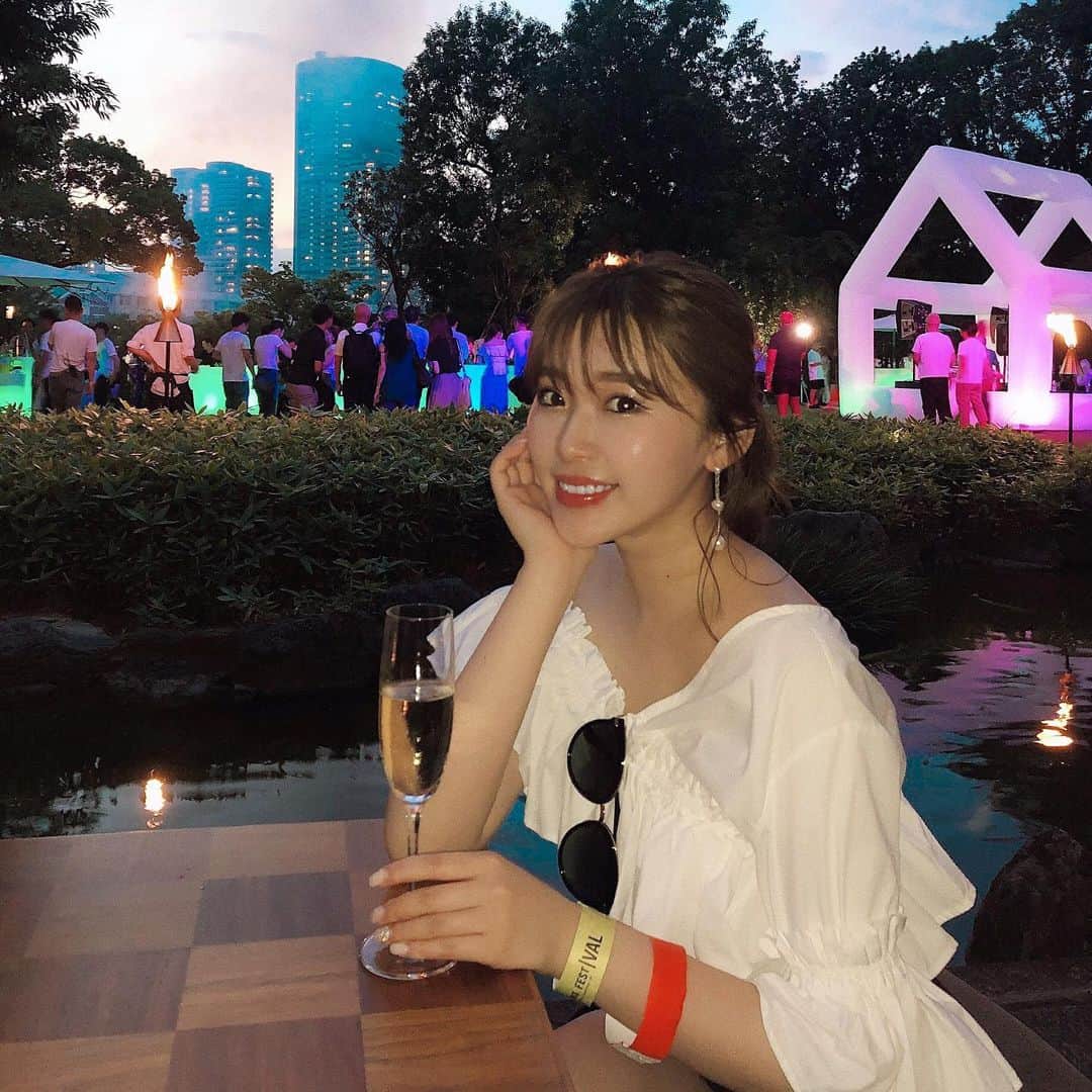 藤川沙弥のインスタグラム：「実際に体験して良かったのでシェア🙆🏻‍♀️﻿ ﻿ 先日、2回目のHIFUをしてもらいに💆🏻‍♀️✨﻿ ﻿ HIFUは電気を使って小顔になる施術で﻿ 最高級機械を使ってるから﻿ 全然痛みもなくてあっという間です❣️﻿ ﻿ 私は1回目でも効果を感じたので﻿ 今回もまた同じサロンでお願いしました🙆🏻‍♀️﻿ 頬の無駄なお肉が少し減る感じと﻿ もたつきやすいフェイスラインも﻿ シュッとして綺麗な輪郭が出た‼︎🥺﻿ 1週間後は更に効果感じれる！！﻿ ﻿ beauty salon Cinderella心斎橋本店です📍﻿ 私の記事を見たと伝えてもらうと﻿ 小顔HIFUフェイシャルが2万円の半額以下の﻿ 初回7980円になるみたいなので﻿ 私も騙されたと思って行ってみて良かったので﻿ 是非お得に使ってみてください✍🏻❤️﻿ ﻿ ﻿」