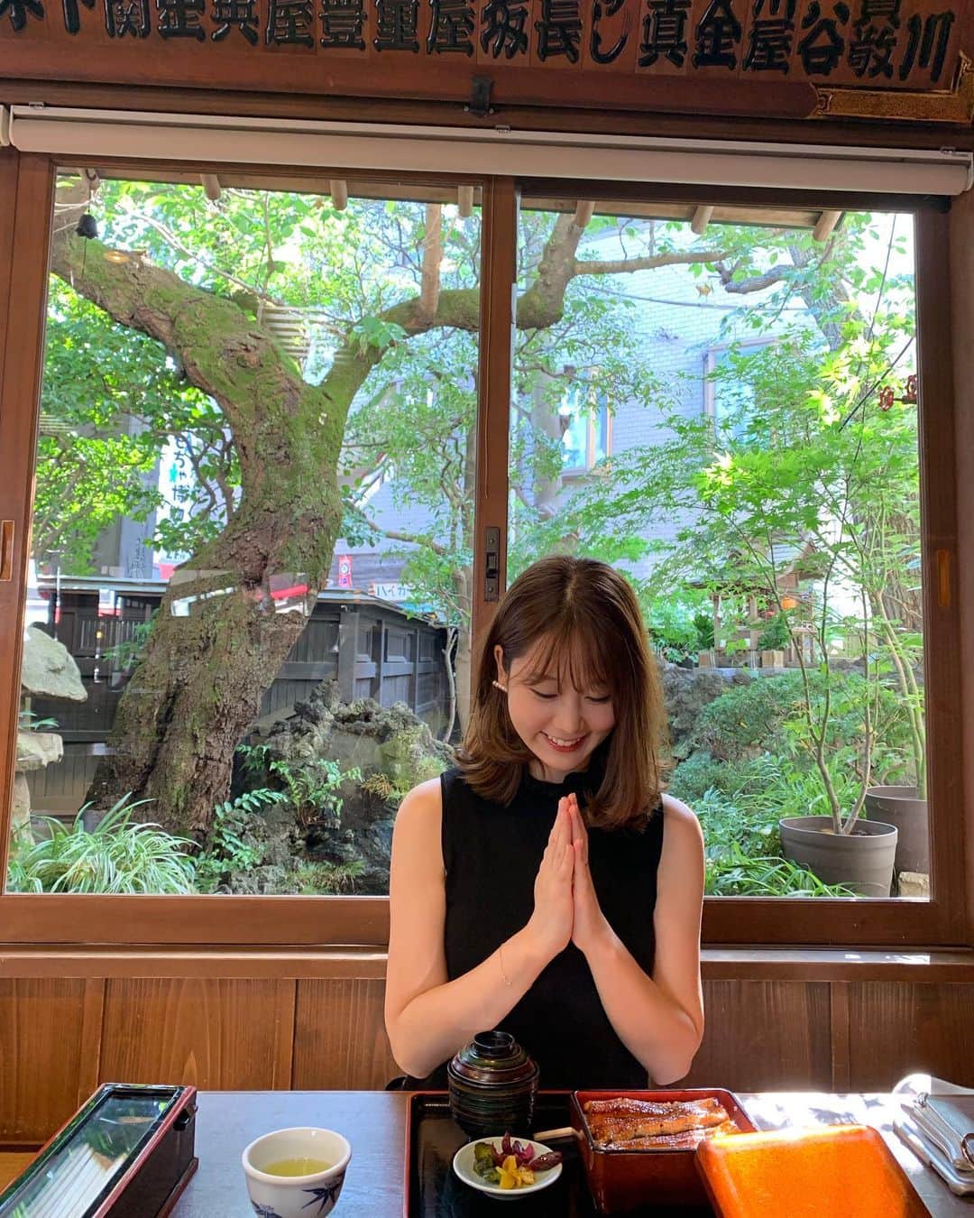 石井詩織のインスタグラム：「土用丑の日、鰻を食べに柴又へ🐯美味しいうなぎでした！ お腹を幸せで満たしたのに、商店街を歩けば試食メドレー、レトロな駄菓子屋さんは堪えたけど、まんまと綿菓子のトラップに引っかかる･･･ でも先週は胃腸炎で倒れていたので、美味しいものが食べられて至福の極みでした😋🌈❤️ #土用丑の日 #柴又 #葛飾柴又」