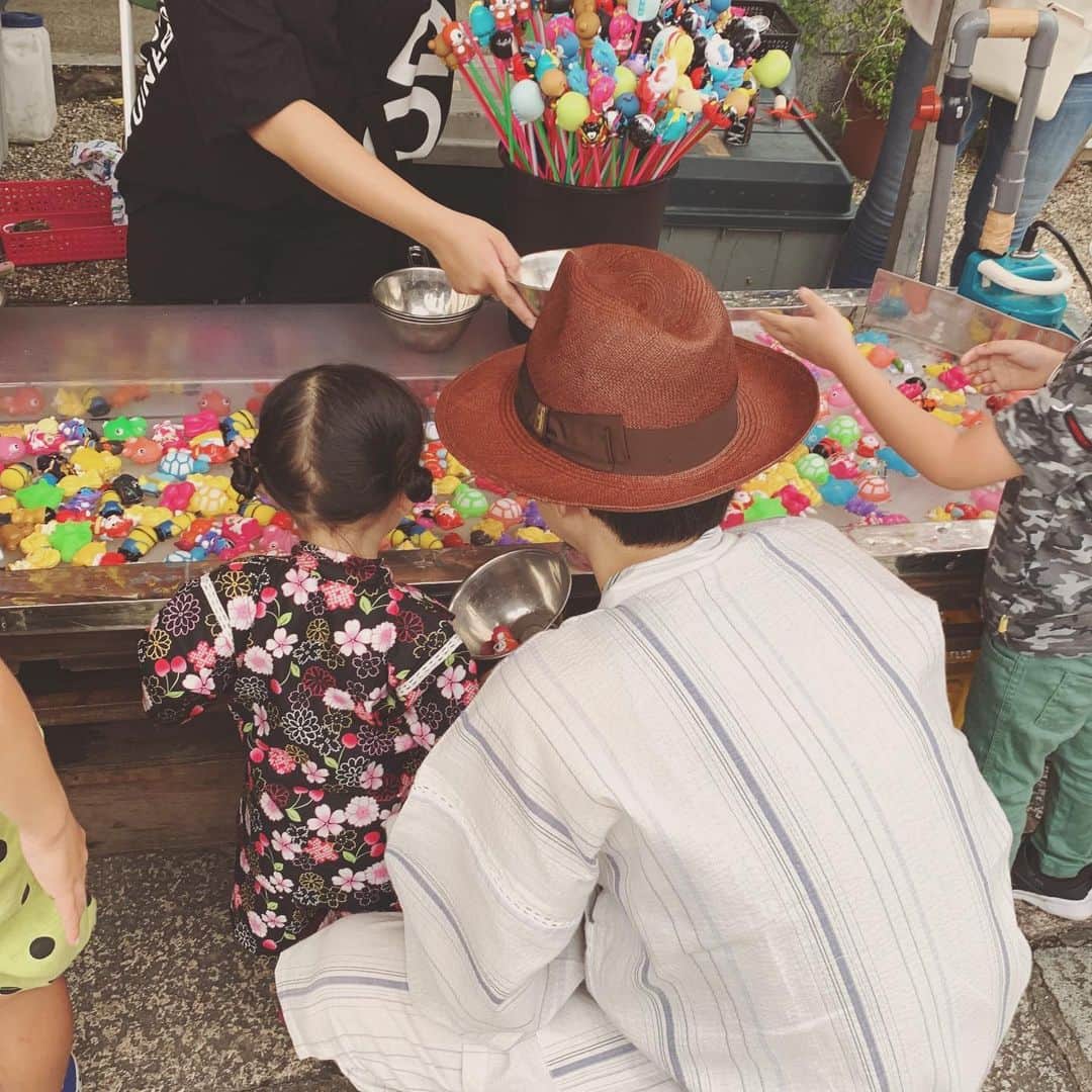 PINKYさんのインスタグラム写真 - (PINKYInstagram)「先日の夏祭り👨‍👩‍👧🎋🌠 . 昨年の夏はロンドンに滞在していたので、今年がPocoちゃん初めてのお祭り👧🏻🏮✨ . パパがお人形すくいやヨーヨー釣りでいっぱいとってくれて、Pocoちゃん大興奮🎣❤️😆 . とても楽しかったようで、『お祭りいったねぇ♬楽しかったねぇ♬』と思い出す度にお話ししてくれました🥰💕 . そうそう！昨日postした写真でお気付きの方も多いと思いますが、 うっかり浴衣の襟合わせを逆に着てしまっていました😂👘おっちょこちょい💧 . 次は気をつけようっと👌💫 ・・・ ・・・ #love #happy #family #mamalife #parentslife  #babygirl #2歳 #浴衣 #甚平 #夏祭り」7月27日 19時52分 - shanti_pinky_shanti