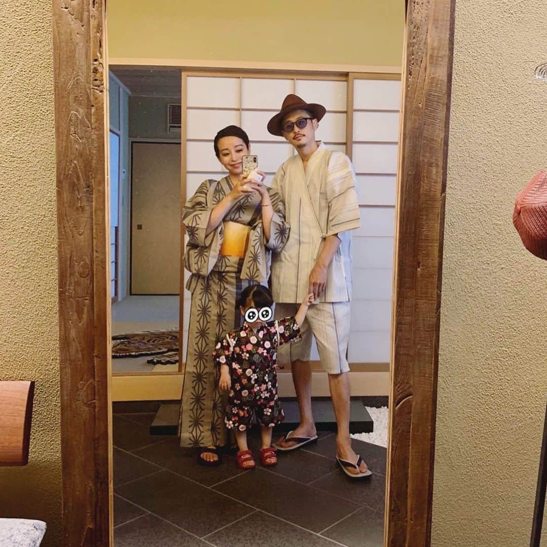 PINKYのインスタグラム：「先日の夏祭り👨‍👩‍👧🎋🌠 . 昨年の夏はロンドンに滞在していたので、今年がPocoちゃん初めてのお祭り👧🏻🏮✨ . パパがお人形すくいやヨーヨー釣りでいっぱいとってくれて、Pocoちゃん大興奮🎣❤️😆 . とても楽しかったようで、『お祭りいったねぇ♬楽しかったねぇ♬』と思い出す度にお話ししてくれました🥰💕 . そうそう！昨日postした写真でお気付きの方も多いと思いますが、 うっかり浴衣の襟合わせを逆に着てしまっていました😂👘おっちょこちょい💧 . 次は気をつけようっと👌💫 ・・・ ・・・ #love #happy #family #mamalife #parentslife  #babygirl #2歳 #浴衣 #甚平 #夏祭り」