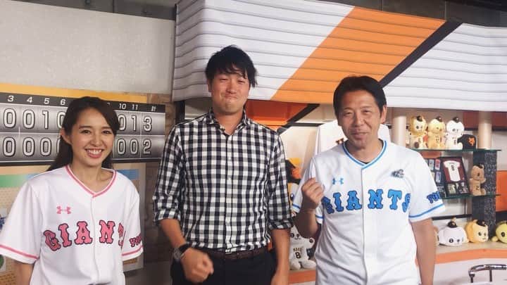 阿部智帆のインスタグラム：「悔しい結果でしたが... 気持ちを切り替えて . 明日に向かって 山口鉄也さんとチアスピリットで気合い入れ！！ . GO‼️FIGHT‼️WIN‼️ ふぅ〜😆🎉🧡 . . スタッフさんの 「くだらねっ🤣」 という愛あるツッコミも🙆‍♀️🤣💗笑 . 明日は必ず勝ちましょう！ . . . #giants #giantspp #プレポスファミリー #山口鉄也 さん #阿出川浩之 さん #阿部智帆」