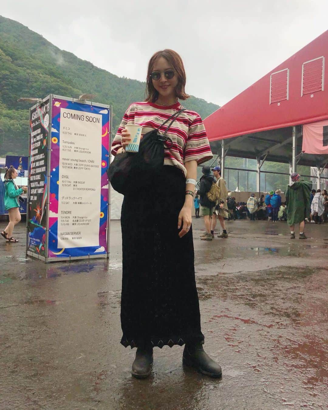 野尻美穂のインスタグラム：「暗くて画像明るくしたら画質悪すぎですが今日はずーっと雨だよフジロック🥺  寒い時はアノラックを合わせてます！（昨日着てたやつもそう！ 雨具は雨すごくて撮れてなかったけど台湾の夜市で激安で買ったポンチョを着てて笑  今回はとにかく雨がすごくて濡れてしまうのは避けられないと思って濃い色で洗える物前提で選んでます！ 昨日履いてたパンツも裾は汚れてしまったけど素材も洗えるしシワも出来にくいからもちろん濡れるのは嫌だけど履いてました💪  #全然ほかの写真は撮れない🤮 #fujirock2019 #wai_ships」
