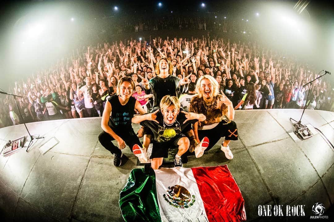ONE OK ROCKさんのインスタグラム写真 - (ONE OK ROCKInstagram)「Monterrey!! #ONEOKROCK #eyeofthestorm photo by @julenphoto」7月27日 19時57分 - oneokrockofficial
