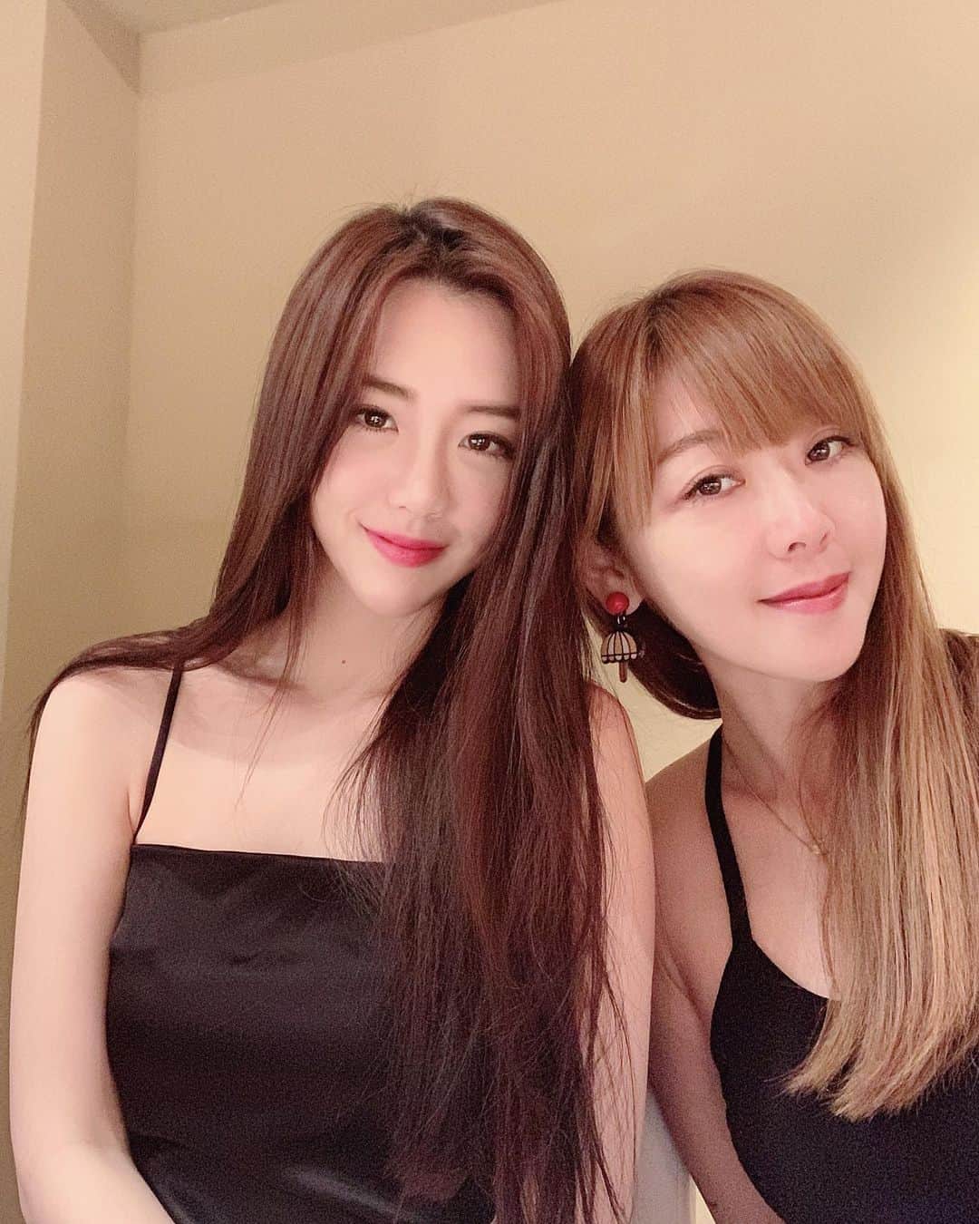 kailynne Zhangのインスタグラム：「又來adachi了😛 你們覺得我跟媽媽長得像嗎」