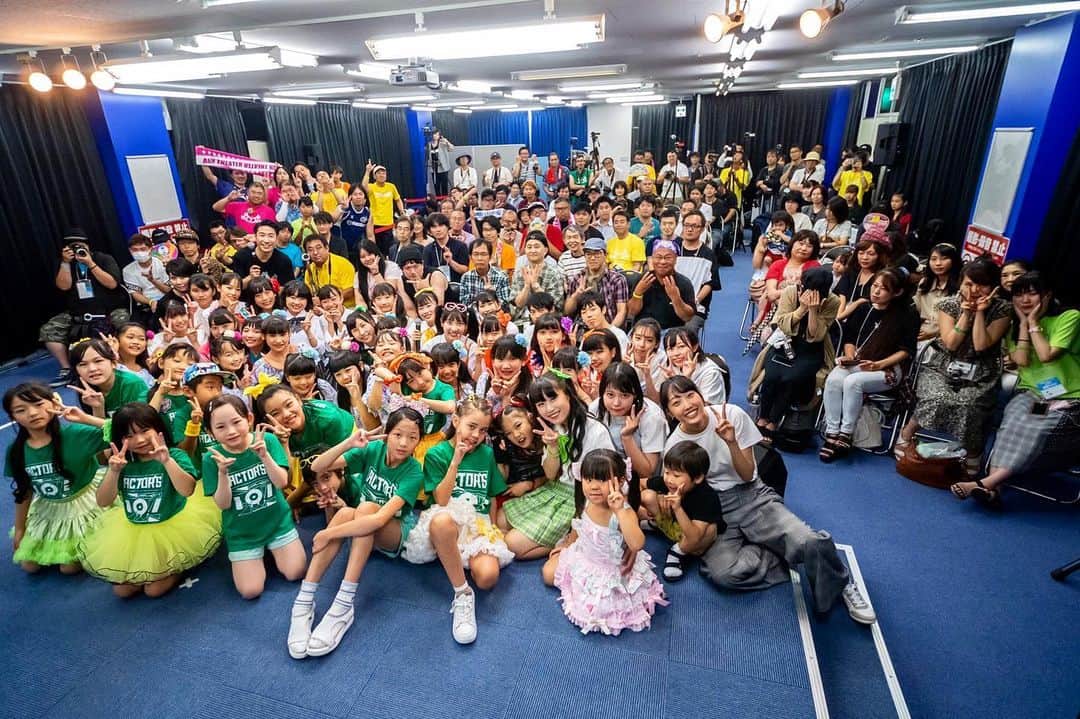 のインスタグラム：「今日はアクターズスクール広島のイベント"ASH劇場"でMCでした！ スターの卵たちによる懸命のステージ、毎回心が動きます。 Perfumeなど数多くの人気アーティストを輩出している名門スクールはハイクオリティ！ 何より会場の温かい空気感が最高です✨ #アクターズスクール広島 #ASH劇場 #司会 #MC #サンフレッチェ広島 #レディース」