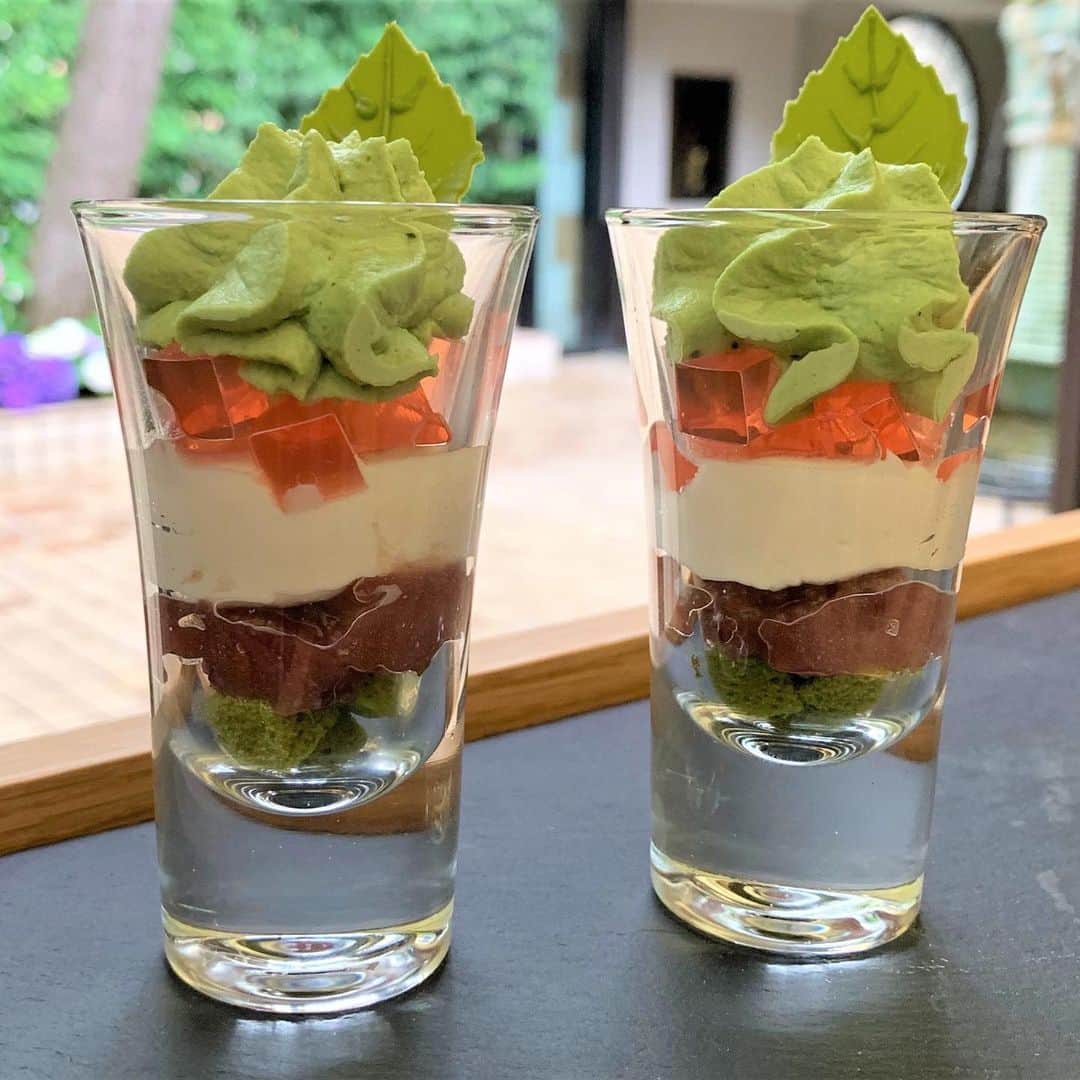 Leau a la boucheさんのインスタグラム写真 - (Leau a la boucheInstagram)「・ ロアラブッシュでは、フルコースメニューだけでなく ビュッフェメニューも好評をいただいております✨ その時々の季節やお客様のイベントイメージに合わせて メニューを考案しています。 ・ 新作発表会や会社のパーティ、各種イベント等 ご希望のコンセプトに合わせてアレンジ料理を ご提案しています。 レストラン以外の場所でのご希望がございましたら ケータリングも承っております。 ・ 青山のレストラン ロアラブッシュ、 白金台のレストラン デュパルク にてお待ちしております。 ・ 【 お問い合わせ先 】 レストラン ロアラブッシュ  03-3499-1999 東京都渋谷区渋谷4-2-9 ・ #ビュッフェ #buffet #立食パーティー  #フィンガーフード  #パーティ  #ロアラブッシュ #イベント会場  #フィンガーフード  #レストラン #ウェディング  #レストランウェディング  #フレンチレストラン #ランチ #ディナー  #記念日 #東京 #表参道 #青山 #渋谷 #白金台  #コンセプトレストラン #貸切レストラン  #leaualabouche #partyfood  #restaurant #frenchrestaurant  #wedding #weddingparty #aoyama #leaualabouche_tokyo」7月27日 20時13分 - maison_du_musee_tokyo_aoyama