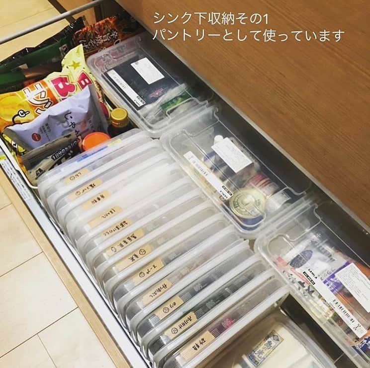 Locariのインスタグラム：「タッパーを活用して収納上手に😊⭐️ ごちゃごちゃしがちなシンク下も大きめの薄型タッパーを使えばスッキリ！  ぜひ @sachan_dhagydja  さんの投稿を参考にしてみてください😘✨ . . . . #タッパー #収納 #整理収納 #カゴ収納 #収納上手 #収納アイデア #収納ボックス #キッチン収納 #収納術 #小物収納 #掃除 #お掃除 #大掃除 #掃除機 #お掃除グッズ #キッチン #キッチングッズ」