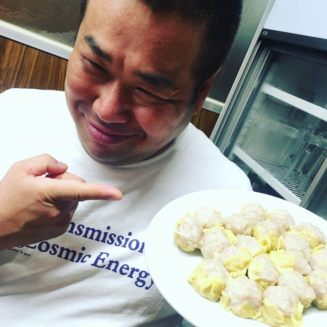 宮田麺児のインスタグラム：「シュウマイ ギューン  #岩橋#ギューン#癖#クセ#オーシャンビュー#格闘ゲームで斧持ってるヤツ#シュウマイ#一芳亭#焼売」