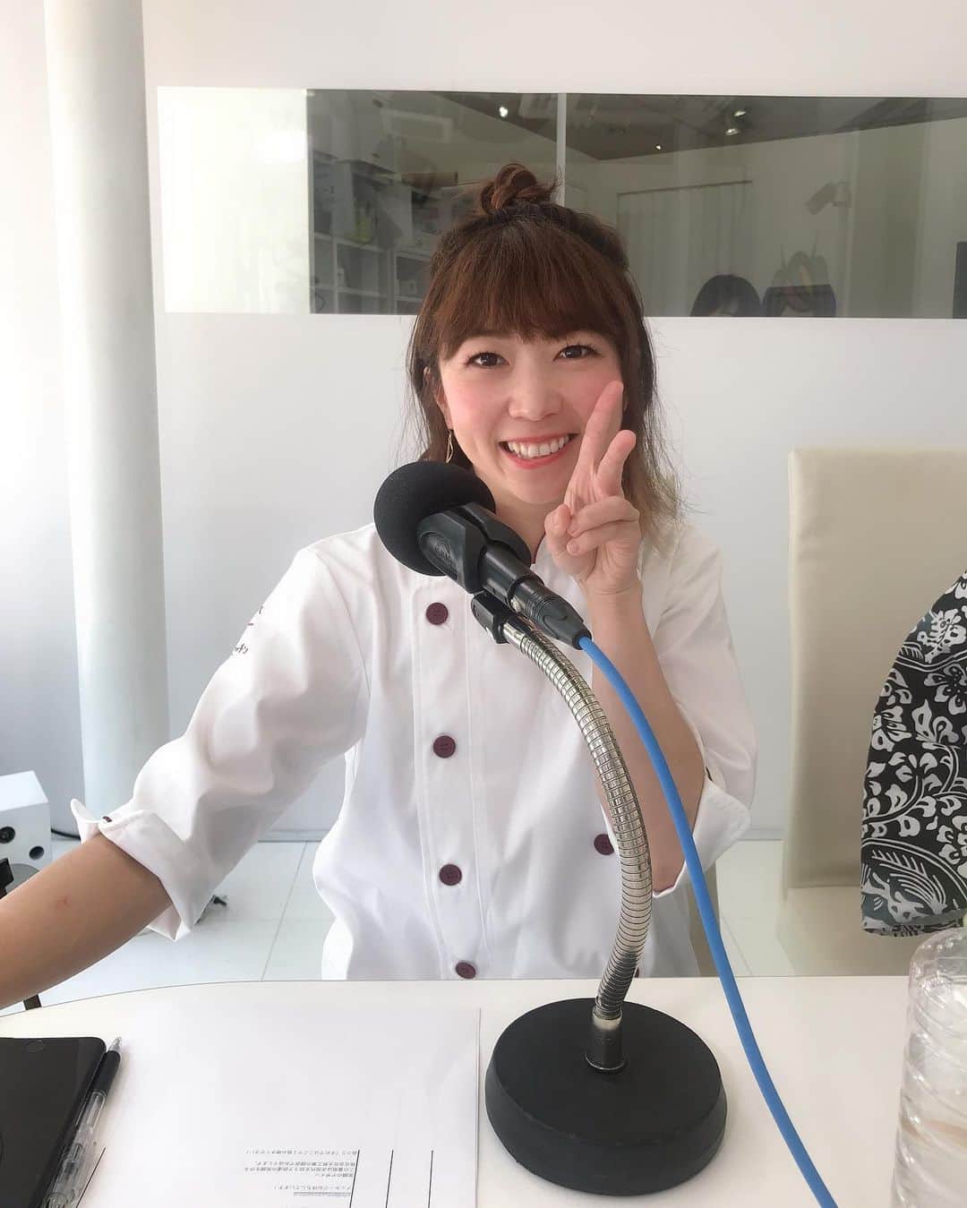 道岡桃子さんのインスタグラム写真 - (道岡桃子Instagram)「今日は女子会ラジオ❤️ . ムービーTAKE５まで撮ったから、 スライド２を見て（笑） NGも面白いですね🤣 . 今日は西東京市にある子ども食堂のシェフ👩‍🍳 なおちゃんと🍙 . 子どもたちに物作りの楽しさを伝えるワークショップ ものテラス代表のキャサリンさん（浴衣ver.） に来ていただきました❤️ . 昨日はちょうど 子ども食堂（おひさまキッチン） の夏祭りだったそうで、 子どもたちが綿あめを作ったり 焼きそばを食べたり、 可愛いお写真をご紹介しました🍭 . そうか〜 もう夏休みなんですね😊 . おひさまキッチンが、子どもたちの間だけでなく、 地元ママの間でも注目スポットになっているとか👍 .  子ども食堂で栄養をとるだけでなく、礼儀を学んだり、お皿を洗ったり、大熊社長とお話ししたり、、（笑） 様々な学びがありますね🙏 . いつの時代も 子どもたちは宝物ですね❤️ わたしもお邪魔したいなあ😚😚 . . （お写真はすべて大熊工業のごうちゃん（新潟県出身）が撮ってくれました📸） . #渋谷クロスfm #おひさまキッチン #ものテラス #大熊工業 #カジャデザイン #おひさま #子ども食堂 #こどもごはん #こども食堂 #ラジオパーソナリティ #渋谷 #ラジオ#西東京市 #西東京市ママ #新潟出身 #shibuya #tokyo」7月27日 20時22分 - momoko_ana