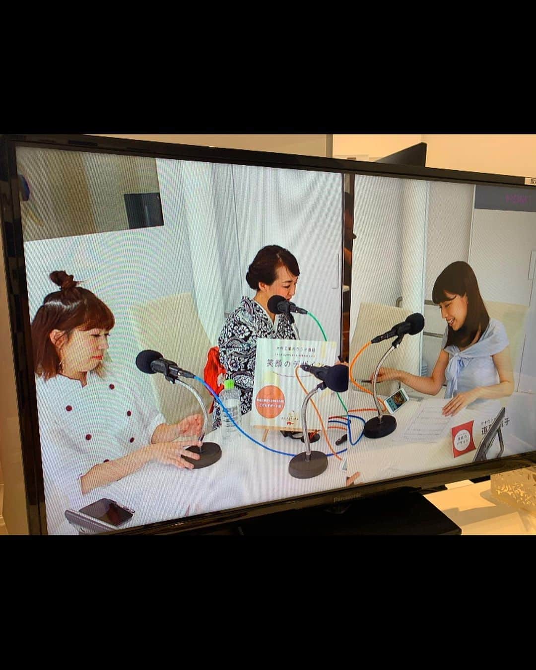 道岡桃子さんのインスタグラム写真 - (道岡桃子Instagram)「今日は女子会ラジオ❤️ . ムービーTAKE５まで撮ったから、 スライド２を見て（笑） NGも面白いですね🤣 . 今日は西東京市にある子ども食堂のシェフ👩‍🍳 なおちゃんと🍙 . 子どもたちに物作りの楽しさを伝えるワークショップ ものテラス代表のキャサリンさん（浴衣ver.） に来ていただきました❤️ . 昨日はちょうど 子ども食堂（おひさまキッチン） の夏祭りだったそうで、 子どもたちが綿あめを作ったり 焼きそばを食べたり、 可愛いお写真をご紹介しました🍭 . そうか〜 もう夏休みなんですね😊 . おひさまキッチンが、子どもたちの間だけでなく、 地元ママの間でも注目スポットになっているとか👍 .  子ども食堂で栄養をとるだけでなく、礼儀を学んだり、お皿を洗ったり、大熊社長とお話ししたり、、（笑） 様々な学びがありますね🙏 . いつの時代も 子どもたちは宝物ですね❤️ わたしもお邪魔したいなあ😚😚 . . （お写真はすべて大熊工業のごうちゃん（新潟県出身）が撮ってくれました📸） . #渋谷クロスfm #おひさまキッチン #ものテラス #大熊工業 #カジャデザイン #おひさま #子ども食堂 #こどもごはん #こども食堂 #ラジオパーソナリティ #渋谷 #ラジオ#西東京市 #西東京市ママ #新潟出身 #shibuya #tokyo」7月27日 20時22分 - momoko_ana