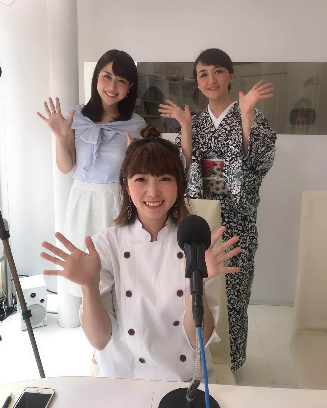 道岡桃子さんのインスタグラム写真 - (道岡桃子Instagram)「今日は女子会ラジオ❤️ . ムービーTAKE５まで撮ったから、 スライド２を見て（笑） NGも面白いですね🤣 . 今日は西東京市にある子ども食堂のシェフ👩‍🍳 なおちゃんと🍙 . 子どもたちに物作りの楽しさを伝えるワークショップ ものテラス代表のキャサリンさん（浴衣ver.） に来ていただきました❤️ . 昨日はちょうど 子ども食堂（おひさまキッチン） の夏祭りだったそうで、 子どもたちが綿あめを作ったり 焼きそばを食べたり、 可愛いお写真をご紹介しました🍭 . そうか〜 もう夏休みなんですね😊 . おひさまキッチンが、子どもたちの間だけでなく、 地元ママの間でも注目スポットになっているとか👍 .  子ども食堂で栄養をとるだけでなく、礼儀を学んだり、お皿を洗ったり、大熊社長とお話ししたり、、（笑） 様々な学びがありますね🙏 . いつの時代も 子どもたちは宝物ですね❤️ わたしもお邪魔したいなあ😚😚 . . （お写真はすべて大熊工業のごうちゃん（新潟県出身）が撮ってくれました📸） . #渋谷クロスfm #おひさまキッチン #ものテラス #大熊工業 #カジャデザイン #おひさま #子ども食堂 #こどもごはん #こども食堂 #ラジオパーソナリティ #渋谷 #ラジオ#西東京市 #西東京市ママ #新潟出身 #shibuya #tokyo」7月27日 20時22分 - momoko_ana
