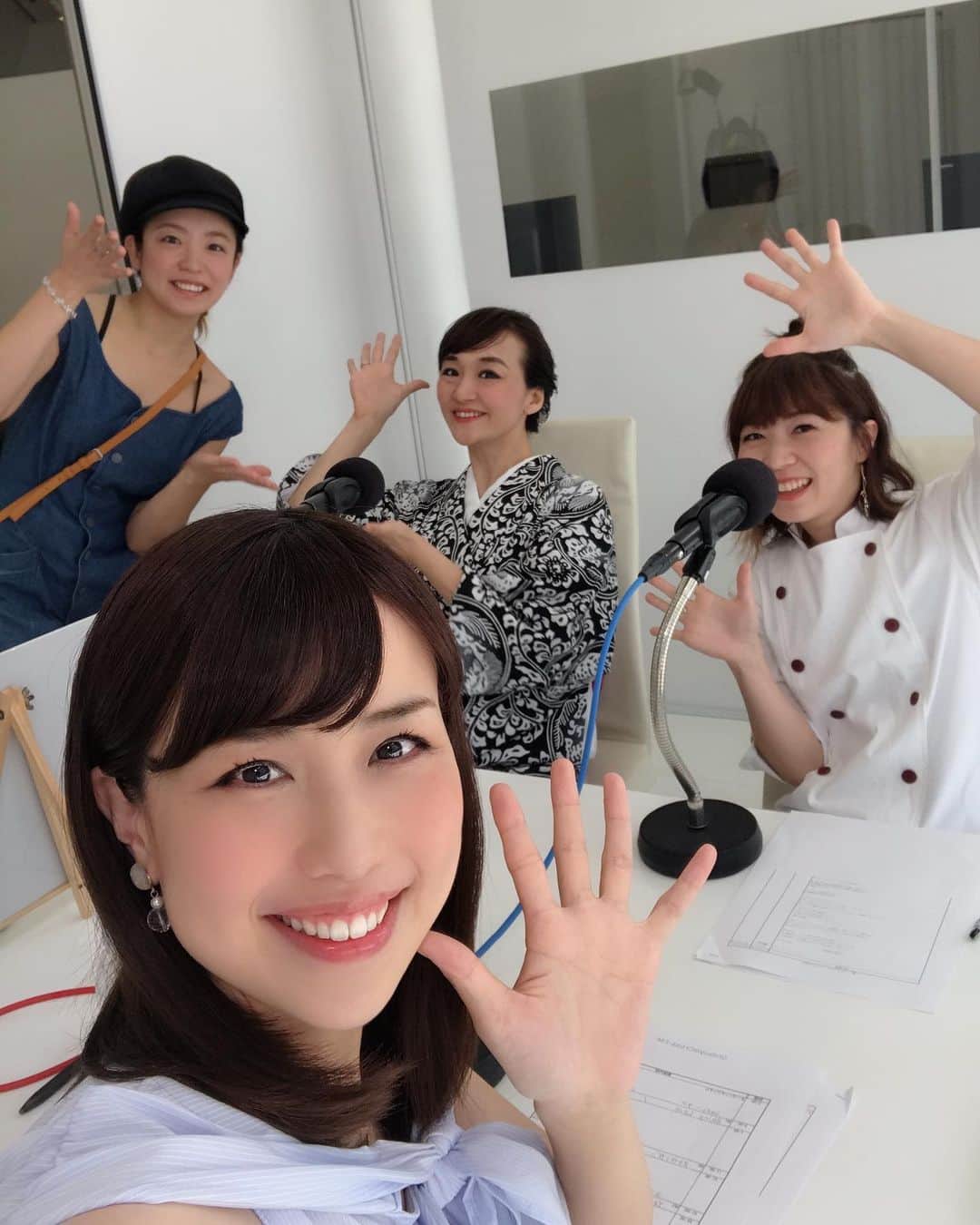 道岡桃子さんのインスタグラム写真 - (道岡桃子Instagram)「今日は女子会ラジオ❤️ . ムービーTAKE５まで撮ったから、 スライド２を見て（笑） NGも面白いですね🤣 . 今日は西東京市にある子ども食堂のシェフ👩‍🍳 なおちゃんと🍙 . 子どもたちに物作りの楽しさを伝えるワークショップ ものテラス代表のキャサリンさん（浴衣ver.） に来ていただきました❤️ . 昨日はちょうど 子ども食堂（おひさまキッチン） の夏祭りだったそうで、 子どもたちが綿あめを作ったり 焼きそばを食べたり、 可愛いお写真をご紹介しました🍭 . そうか〜 もう夏休みなんですね😊 . おひさまキッチンが、子どもたちの間だけでなく、 地元ママの間でも注目スポットになっているとか👍 .  子ども食堂で栄養をとるだけでなく、礼儀を学んだり、お皿を洗ったり、大熊社長とお話ししたり、、（笑） 様々な学びがありますね🙏 . いつの時代も 子どもたちは宝物ですね❤️ わたしもお邪魔したいなあ😚😚 . . （お写真はすべて大熊工業のごうちゃん（新潟県出身）が撮ってくれました📸） . #渋谷クロスfm #おひさまキッチン #ものテラス #大熊工業 #カジャデザイン #おひさま #子ども食堂 #こどもごはん #こども食堂 #ラジオパーソナリティ #渋谷 #ラジオ#西東京市 #西東京市ママ #新潟出身 #shibuya #tokyo」7月27日 20時22分 - momoko_ana