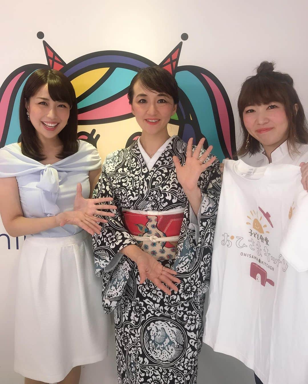 道岡桃子さんのインスタグラム写真 - (道岡桃子Instagram)「今日は女子会ラジオ❤️ . ムービーTAKE５まで撮ったから、 スライド２を見て（笑） NGも面白いですね🤣 . 今日は西東京市にある子ども食堂のシェフ👩‍🍳 なおちゃんと🍙 . 子どもたちに物作りの楽しさを伝えるワークショップ ものテラス代表のキャサリンさん（浴衣ver.） に来ていただきました❤️ . 昨日はちょうど 子ども食堂（おひさまキッチン） の夏祭りだったそうで、 子どもたちが綿あめを作ったり 焼きそばを食べたり、 可愛いお写真をご紹介しました🍭 . そうか〜 もう夏休みなんですね😊 . おひさまキッチンが、子どもたちの間だけでなく、 地元ママの間でも注目スポットになっているとか👍 .  子ども食堂で栄養をとるだけでなく、礼儀を学んだり、お皿を洗ったり、大熊社長とお話ししたり、、（笑） 様々な学びがありますね🙏 . いつの時代も 子どもたちは宝物ですね❤️ わたしもお邪魔したいなあ😚😚 . . （お写真はすべて大熊工業のごうちゃん（新潟県出身）が撮ってくれました📸） . #渋谷クロスfm #おひさまキッチン #ものテラス #大熊工業 #カジャデザイン #おひさま #子ども食堂 #こどもごはん #こども食堂 #ラジオパーソナリティ #渋谷 #ラジオ#西東京市 #西東京市ママ #新潟出身 #shibuya #tokyo」7月27日 20時22分 - momoko_ana