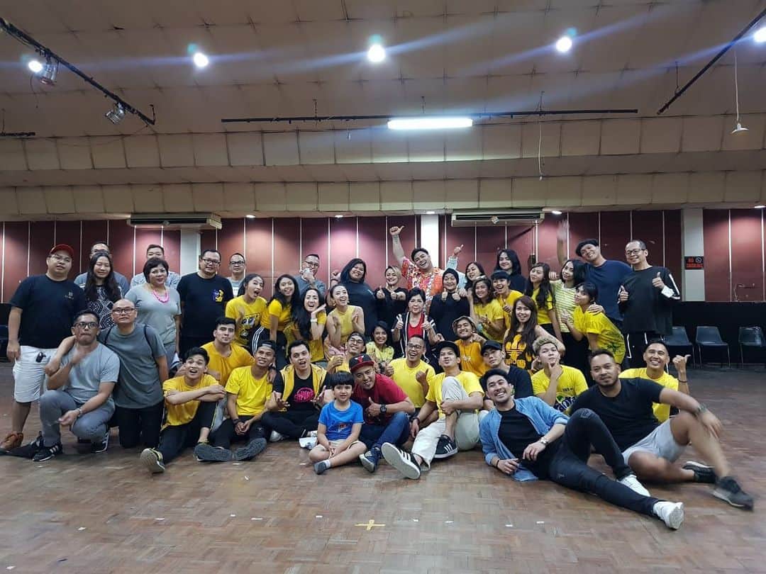 Ivan Gunawanさんのインスタグラム写真 - (Ivan GunawanInstagram)「. “ What a great day!!!! Spend the day with all the crews and talents  for my concert  IVAN GUNAWAN LIVE ON STAGE STORY OF MY LIFE .  So happy doing pre-rehearsal with these peoples. They give me such a great positive vibes during the day. Thank you everyone for today . . For you guys don’t forget to buy the tickets from @tiketcom because it’s gonna be an awesome event “ . . #ivangunawan #practice #vocal #ivangunawanliveonstage #storyofmylive」7月27日 20時34分 - ivan_gunawan