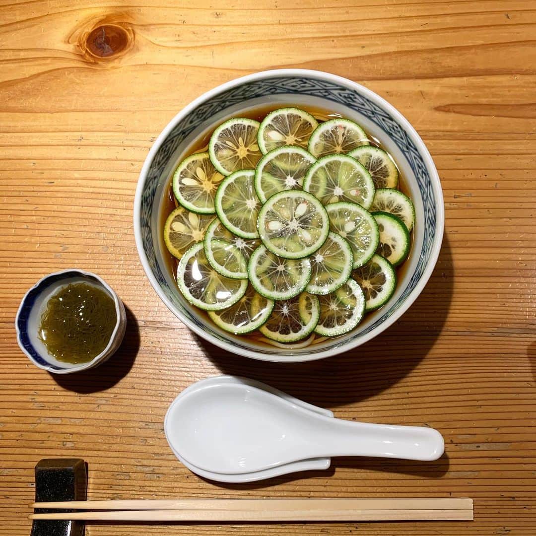 吉田美紀さんのインスタグラム写真 - (吉田美紀Instagram)「・ ずっと食べたかったもの。 お蕎麦… ・ 夏らしくさっぱりとすだちそばを⁎⁺˳✧༚ とっても美味しかった♡ ・ #soba #sudachisoba #蕎麦 #すだち蕎麦 #おそばの甲賀」7月27日 20時26分 - miki__yoshida