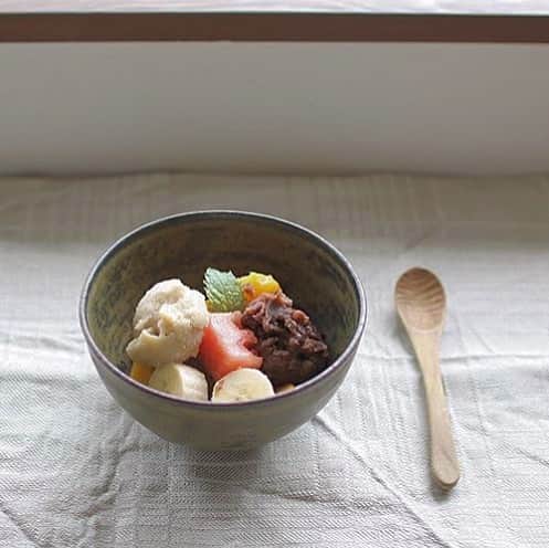 ベジ部(オーガニック/有機野菜/無農薬野菜) のインスタグラム：「. 甘酒アイスの入ったあんみつ♡ 夏にぴったりのオーガニックカフェですね🌻 . オーガニック料理やオーガニックドリンクを投稿する時は是非「#ベジ部」と「#todaysvege」のハッシュタグをつけて投稿してください🌿 素敵な投稿はベジ部がリポストします！ みなさんで健康な毎日をシェアしましょう😊 . ベジ部には、オーガニックの楽しさを共有する無料のコミュニティがあります♪ オーガニックに関わる情報交換や交流の場として、ぜひお気軽にご参加ください✨ 詳しくはプロフィールのURLをチェック✔️ . Repost from @e_corii  ひとときさん の あんみつ𓎩 𓌈 ㅤㅤㅤㅤㅤㅤㅤㅤㅤㅤㅤㅤㅤ ㅤㅤㅤㅤㅤㅤㅤㅤㅤㅤㅤㅤㅤ 夏にたまにやりますってきいたら 食べるしかないよね٩( *˙0˙*)۶ ㅤㅤㅤㅤㅤㅤㅤㅤㅤㅤㅤㅤㅤ ㅤㅤㅤㅤㅤㅤㅤㅤㅤㅤㅤㅤㅤ 甘酒アイスがこっくりおいしい𓈒𓏸 ㅤㅤㅤㅤㅤㅤㅤㅤㅤㅤㅤㅤㅤ ㅤㅤㅤㅤㅤㅤㅤㅤㅤㅤㅤㅤㅤ この日は塩サブレも 買っちゃいました ㅤㅤㅤㅤㅤㅤㅤㅤㅤㅤㅤㅤㅤ ひとときさんのおやつ食べて 勉強がんばるぞ〜！ ㅤㅤㅤㅤㅤㅤㅤㅤㅤㅤㅤㅤㅤ ㅤㅤㅤㅤㅤㅤㅤㅤㅤㅤㅤㅤㅤ #ごはんとおやつとひとときと  ㅤㅤㅤㅤㅤㅤㅤㅤㅤㅤㅤㅤㅤ #cafe#photo #カフェ#カフェ巡り #カフェ好きな人と繋がりたい#名古屋カフェ#愛知カフェ#ナゴレコ#隠れ家カフェ#甘味処#和スイーツ#アイス#フルーツあんみつ#おやつ#手づくりおやつ#甘酒#オーガニックカフェ#あんみつ#甘味#寒天#あんこ#甘酒アイス #名古屋旅行 #スイーツ女子 #スイーツ部」