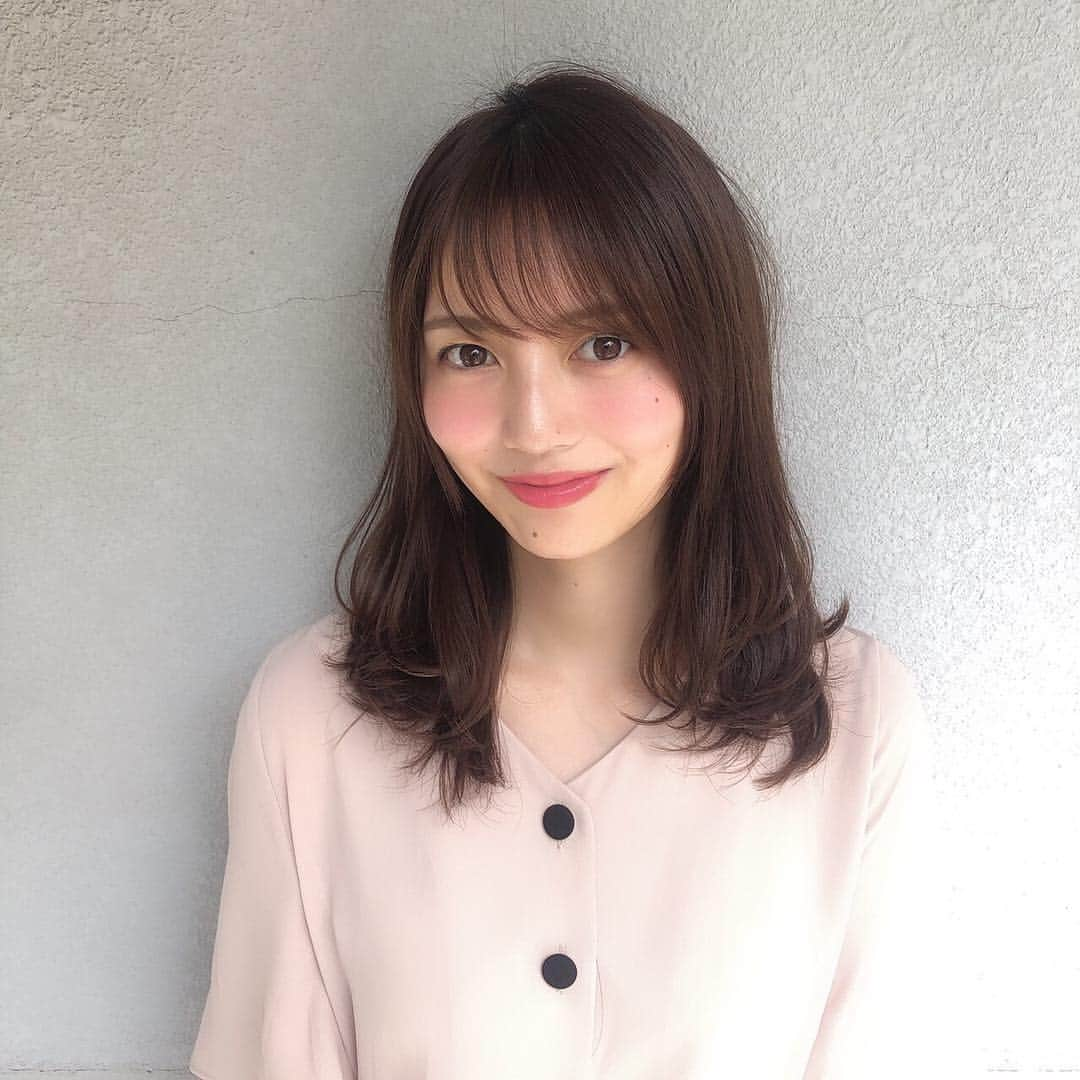 藤原美歩さんのインスタグラム写真 - (藤原美歩Instagram)「. 撮影データいただいてたのにインスタにのっけ忘れていたので今載せる！！！ SNSみるの好きなのに載せるハードルが高すぎる😂  いっつも祥さんにやって頂いてます！ ありがとうございます🙏  今回は前髪をシースルー目にしていただきました！どうですか⁇  最近髪の毛が湿気で言うことを聞かなくて舞毎朝奮闘してます😂 梅雨の髪の毛は難しいですよね‥  #サロンモデル #サロン撮影 #サロンスタイル #サロモ #作品撮り #前髪カット #前髪アレンジ #前髪アレンジ #前髪アレンジ #撮影モデル #ヘアアレンジ #撮影データ #表参道美容室 #スタイリング動画 #スタイリング #ミスコン #美容好きな人と繋がりたい #美容好きと繋がりたい #フォギーベージュ #暗髪カラー #アッシュベージュ #ベージュカラー」7月27日 20時41分 - mh_1016_ig