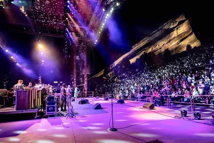 テデスキ・トラックス・バンドのインスタグラム：「The thrill of playing @redrocksco will never get old. Photos by @stuartlevinephotography (1-4) and @playindeadphoto (5-8).」