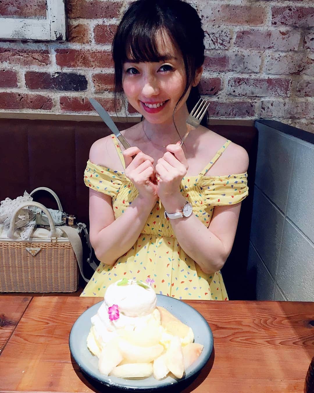 早川愛さんのインスタグラム写真 - (早川愛Instagram)「わーい♡ 1年ぶり？のパンケーキ♡♡♡ ・  ずっと気になってた人気の エスプレッソディワークスの ７月限定桃のパンケーキ♡♡♡ ・  キュープラザ池袋にも出来てたの♡ ・  最高に美味しかったー♡♡♡ 普段はグルテンフリーだけどね、 パンケーキはしあわせにするたべものだ...♡ ・  ここのバスクチーズケーキも美味しすぎてお代わりしたかった！笑 ・  ほかにも大好物のブッラータとムール貝もあって、アヒージョもイカフライもステーキもぜんぶおいしくていっぱいたべた♡♡♡笑 ・  積もる話もしてたべて忙しかった♡笑 ・ ・ ・  #パンケーキ #バスクチーズケーキ #池袋EDW #エスプレッソディワークス #ESPRESSODWORKS #池袋グルメ　 #池袋ランチ #池袋カフェ #池袋 #キュープラザ池袋」7月28日 6時14分 - megumegu_1006