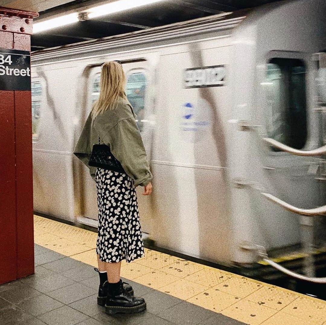 Reformationさんのインスタグラム写真 - (ReformationInstagram)「The Bea Skirt in Daisy Chain is back for a quick second to accompany you in underground saunas. Or wherever. @alessaa_w」7月28日 6時16分 - reformation