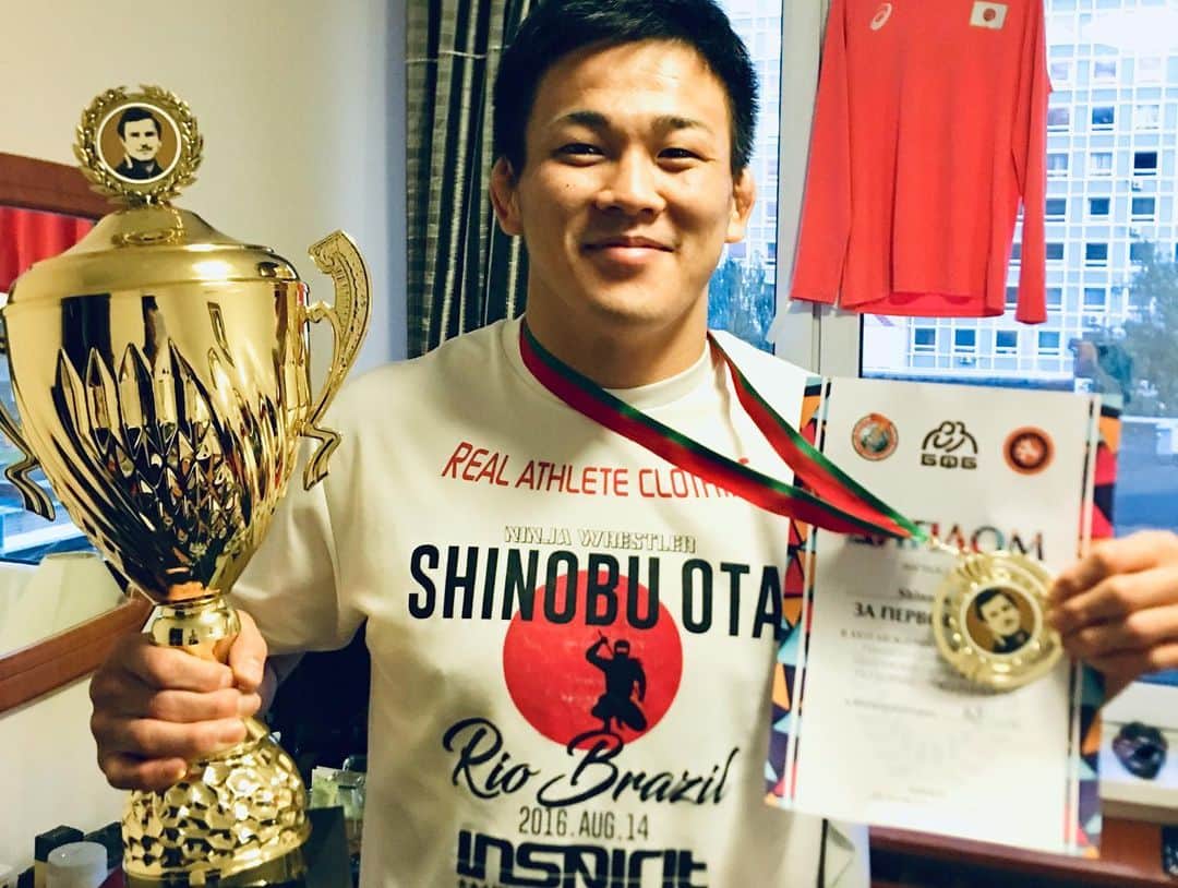 太田忍さんのインスタグラム写真 - (太田忍Instagram)「ランキングシリーズ オレグ•カラワエフ国際大会 優勝。 63kgでまずまずのスタートがきれました。応援ありがとうございました。  Shinobu Ota Tシャツ着用の本日3決を控えているPTS所属鶴田選手を添えて。 #ベラルーシ🇧🇾 #minsk  #ランキングシリーズ #キメ顔  #teaminspirit」7月28日 6時17分 - shinobu63no_1