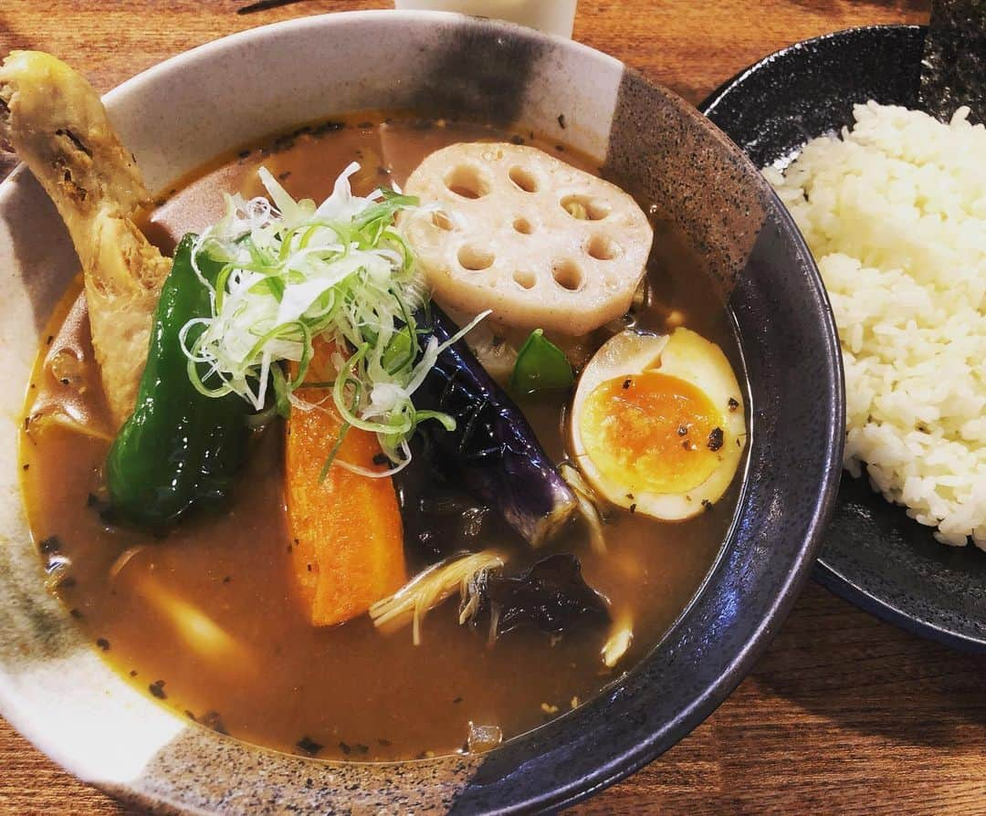 星野涼子さんのインスタグラム写真 - (星野涼子Instagram)「今回函館で絶対に食べたかったスープカレー。時間的に一食しか食べられないのでラマイと悩んで、初めての吉田商店へ！ お店は路面電車の駅降りてすぐ！ やわらかチキンレッグカレーを辛さ1の微辛。 さっぱりした感じで、最後まで飽きない味でした😋 ラッシーも美味しかったな！  #函館 #吉田商店 #スープカレー #チキンレッグ #きくらげ #ピーマン #ニンジン #しめじ #れんこん #卵 #ネギ #ラッシー #hakodate #curry #soup #chicken #vegetables #egg #japan #일본 #하코다테 #홋카이도 #야채 #계란 #hokkaido」7月28日 6時27分 - ryoko.hoshino