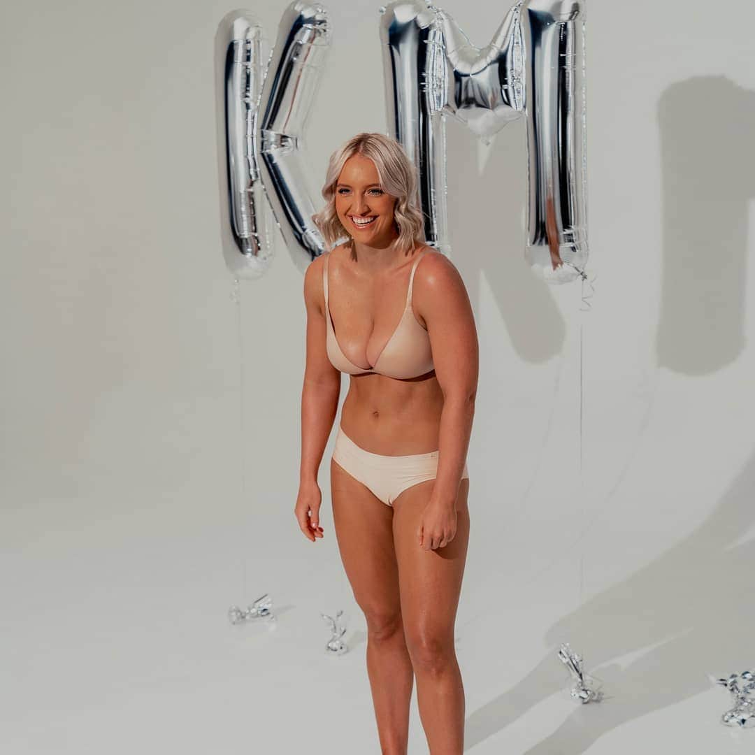 シェパードのインスタグラム：「Kiss My Fat Ass is out and spreading it's wings! I want to say how incredibly proud I am of my sister for starting this movement about self love, and now hearing all your lovely comments is making my heart so warm ❤  Everyone has their ups and downs but if you surround yourself with happy supportive friends and good music, then everything will be okay. Anything else can #KISSMYFATASS 😂😂」