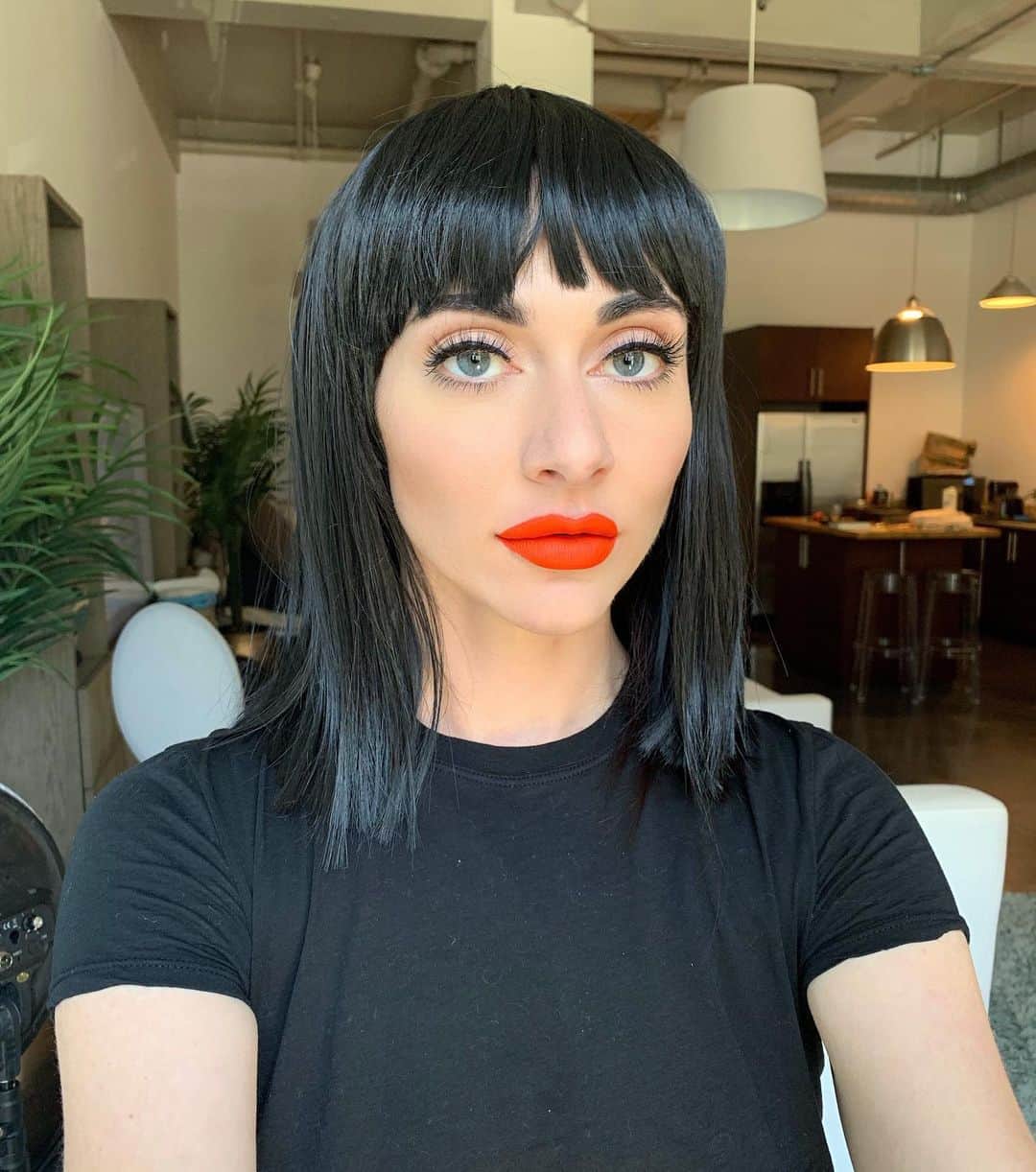 カーミンのインスタグラム：「new wig what should we name her? or did me & @audreynapoleon have a daughter 😂🔥 and would you rock this lip color? so many questions」