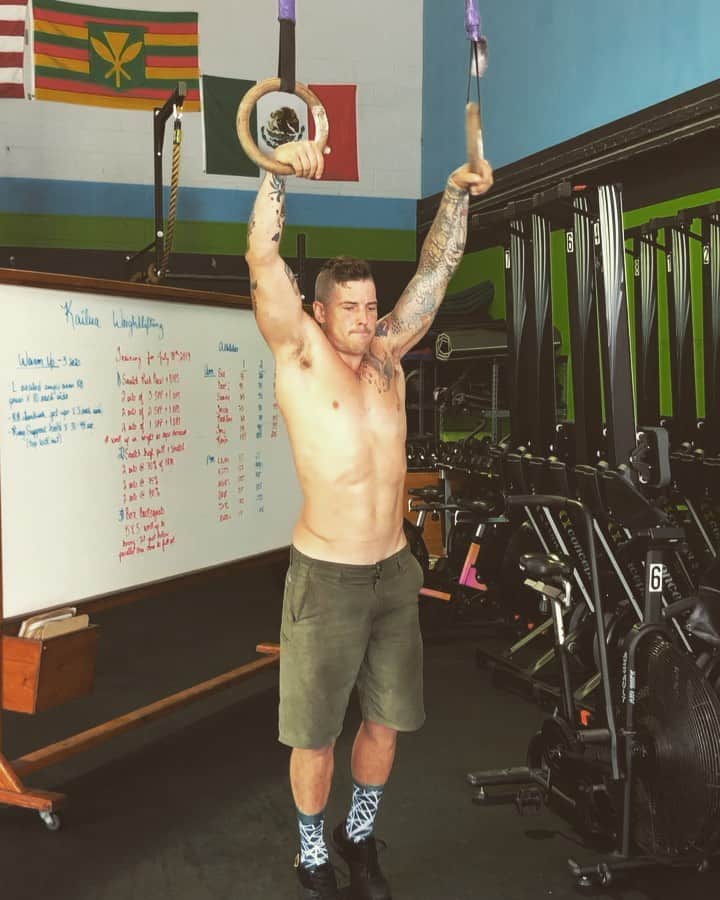 ザッキー・ヴェンジェンスのインスタグラム：「One arm work from last week. You never know what you can do or learn without trying and failing. 💪🏻🤙🏻#fitness #muscleup #onearmmuscleup #absfordays #crossfit #strong #tattoos #noshirt #kailua #oahu #rings #luckywelivehi」