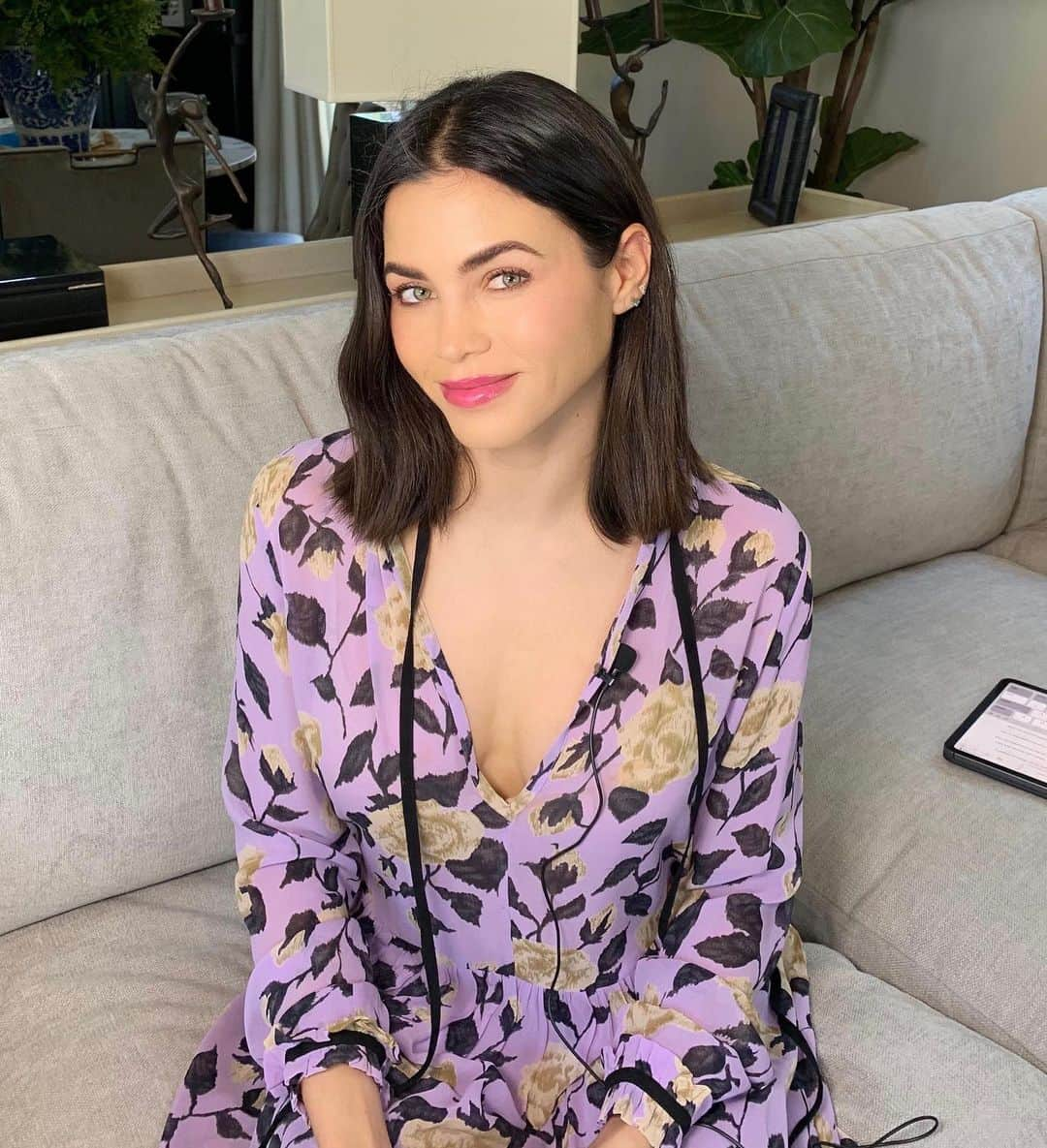 ジェナ・ディーワンさんのインスタグラム写真 - (ジェナ・ディーワンInstagram)「I had so much fun talking with you guys on YouTube today!! Thanks for all your fun and thoughtful questions about life, motherhood, fave makeup and oils and so much more ...plus those hilarious feet comments. 👣😂💕 ICYMI, link in bio!」7月28日 6時46分 - jennadewan