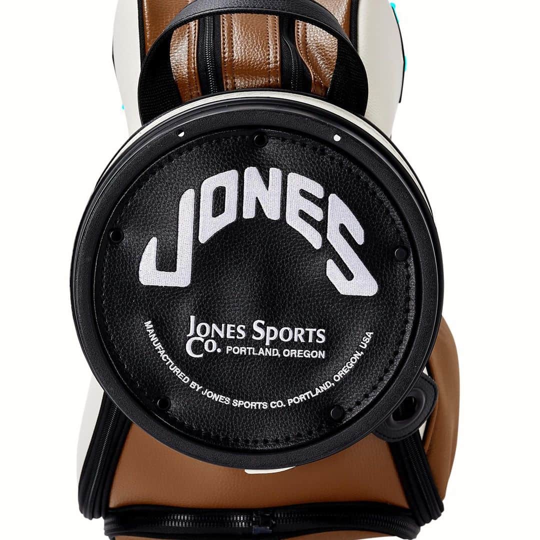 Munsingwearさんのインスタグラム写真 - (MunsingwearInstagram)「JONES×MUNSINGWEAR【銀座旗艦店限定商品】 JONES Sports はアメリカオレゴン州ポートランド発祥のブランドです。 アメリカの伝統的なハイスクールやカレッジゴルフチームで数多く使用されていた老舗ブランド。スタンフォード大学時代、タイガーウッズが使用していたことでも知られています。 #munsingwear #マンシングウェア #golf #ゴルフ #ポロシャツ #銀座 #ゴルフ #golf #ゴルフ女子 #ゴルフ男子 #ゴルフ好き #ゴルフ好きな人と繋がりたい #ゴルフ大好き #旅行 #ゴルフコーデ #ゴルフ練習 #ゴルフウェア #ゴルフ仲間 #インスタゴルフ #ゴルフ場 #ゴルファー #女子ゴルフ #ドライバー #ポロシャツ #キャディバック #JONES @munsingwear_ginza」7月28日 6時47分 - munsingwear_jp