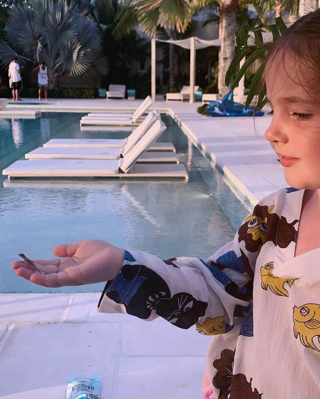 ココ・ロシャさんのインスタグラム写真 - (ココ・ロシャInstagram)「(Worth the swipe) Ioni & Iver fly a kite on the beach with daddy, then Ioni finds a tiny new friend while dancing to Cocteau Twins and the setting sun. Perfect babies, perfect evening.」7月28日 6時57分 - cocorocha