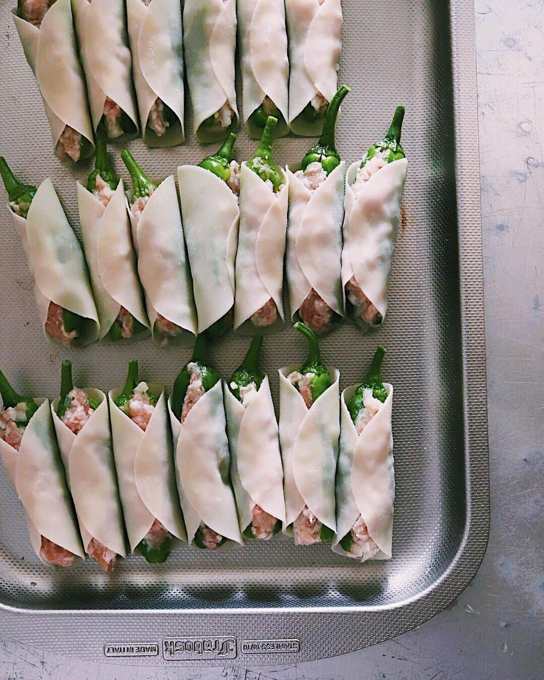 樋口正樹さんのインスタグラム写真 - (樋口正樹Instagram)「Green Pepper Gyoza . 昨晩のししとう餃子。 夏のおつまみに最適。 まれに辛いのがあり それがまた美味しい。 . . #gyoza #獅子唐餃子 #ししとう餃子 #餃子 #ぎょうざ #ラブパク食堂 #gyoza #frieddumplings #crispybottoms #greenpeppergyoza」7月28日 7時11分 - higuccini