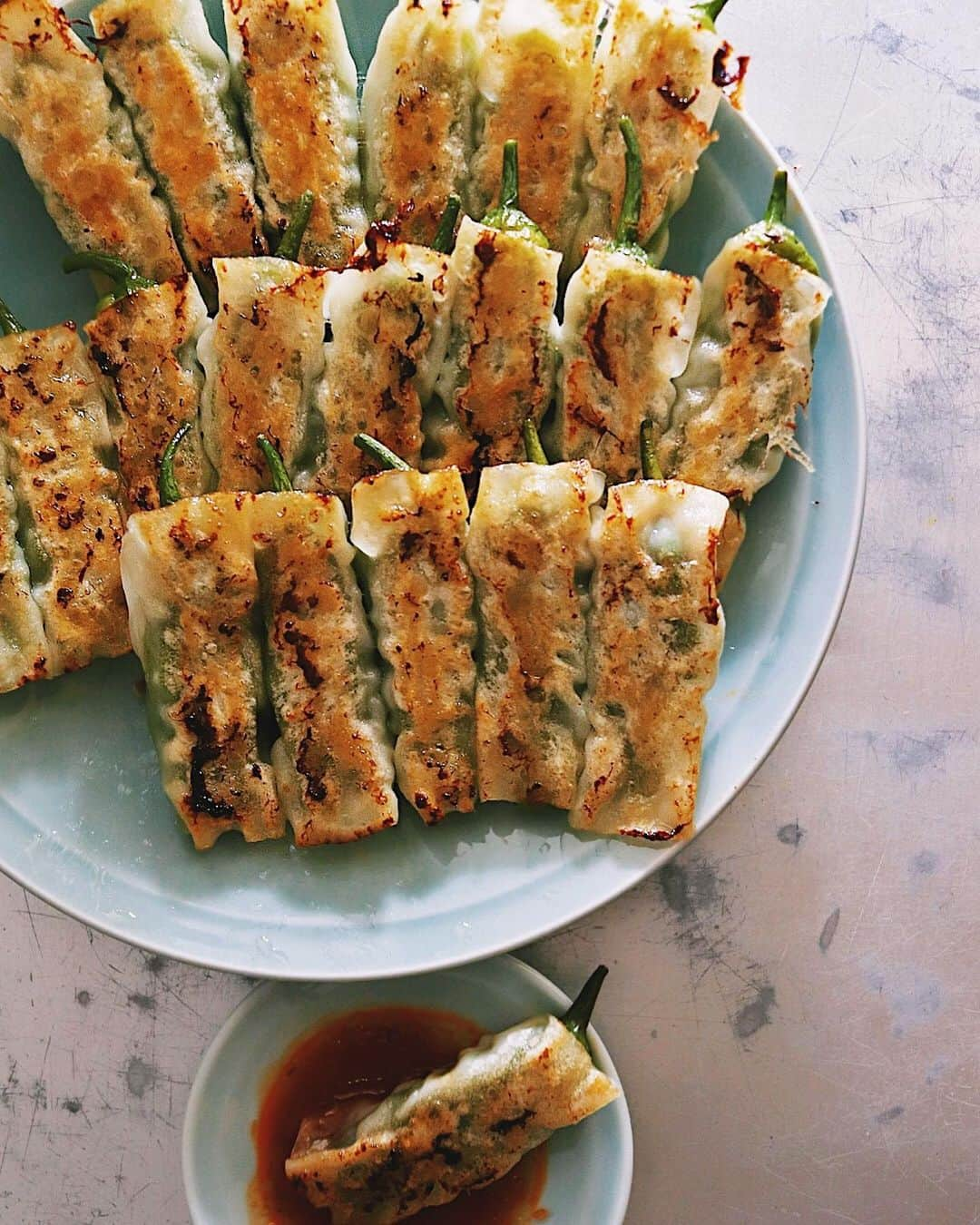 樋口正樹さんのインスタグラム写真 - (樋口正樹Instagram)「Green Pepper Gyoza . 昨晩のししとう餃子。 夏のおつまみに最適。 まれに辛いのがあり それがまた美味しい。 . . #gyoza #獅子唐餃子 #ししとう餃子 #餃子 #ぎょうざ #ラブパク食堂 #gyoza #frieddumplings #crispybottoms #greenpeppergyoza」7月28日 7時11分 - higuccini