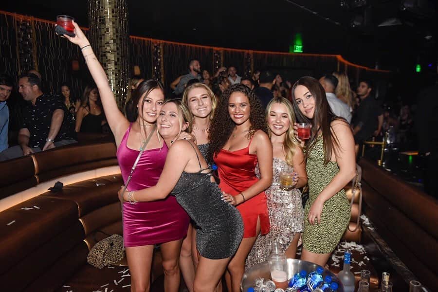 マディソン・ペティスさんのインスタグラム写真 - (マディソン・ペティスInstagram)「Vegas Night 1 ♥️🥂 @omnianightclub was insane 🙌🏼」7月28日 7時04分 - madisonpettis