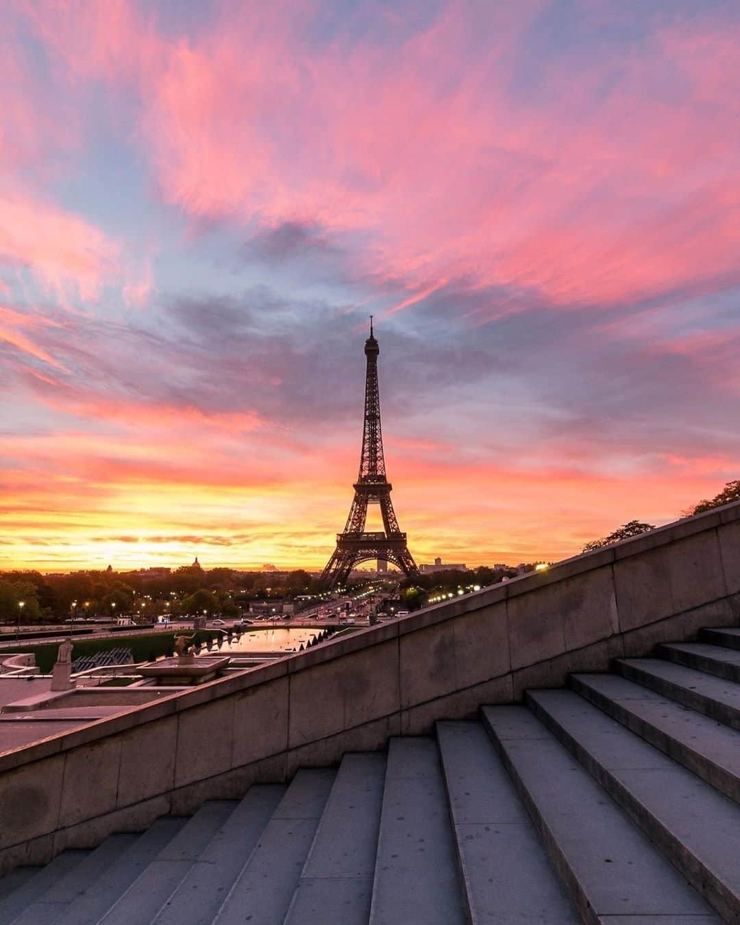 Travel + Leisureさんのインスタグラム写真 - (Travel + LeisureInstagram)「Paris, je t'aime 😍 Planning a trip to the City of Light? Here's how you can enjoy the city’s famed cuisine without spending more than 15 euros a meal - link in bio! #tlpicks courtesy of @wonguy974」7月28日 7時05分 - travelandleisure