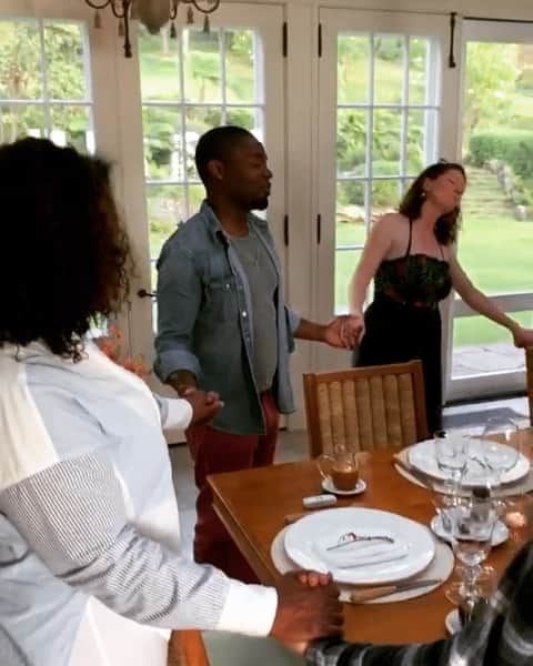 オプラ・ウィンフリーのインスタグラム：「Final dinner for the Oyelowo’s. Do you still pray before every meal? 🙏🏾🙏🏾🙏🏾 Link in bio for more #SaturdaysWithOprah」