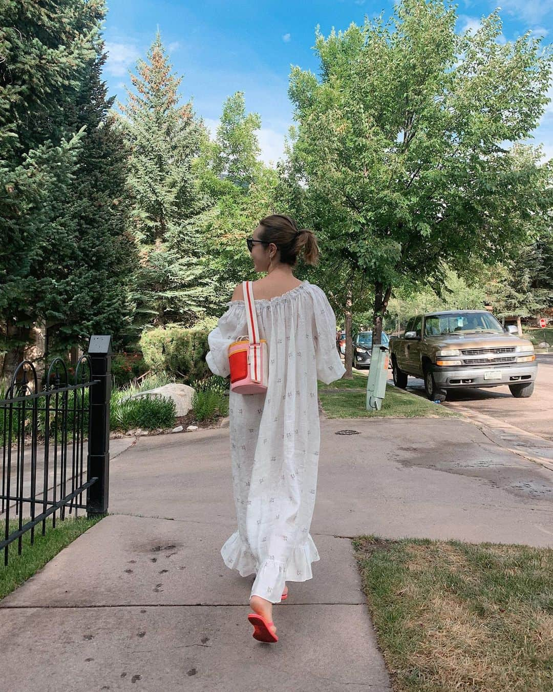 翁安芸さんのインスタグラム写真 - (翁安芸Instagram)「Weekends💓🐷⛱🎀🎟💕﻿ ﻿ Dress #sleeper﻿ Bag #editseoul﻿ Sandal #tkees﻿ Sunglasses #saintlaurent ﻿ ﻿ #aspen #summerdays #fijiwater #akiweng #outfit #アスペン #翁安芸」7月28日 7時19分 - akinyc