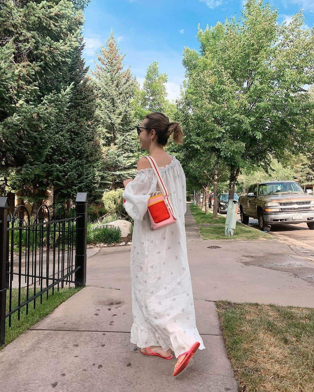 翁安芸さんのインスタグラム写真 - (翁安芸Instagram)「Weekends💓🐷⛱🎀🎟💕﻿ ﻿ Dress #sleeper﻿ Bag #editseoul﻿ Sandal #tkees﻿ Sunglasses #saintlaurent ﻿ ﻿ #aspen #summerdays #fijiwater #akiweng #outfit #アスペン #翁安芸」7月28日 7時19分 - akinyc