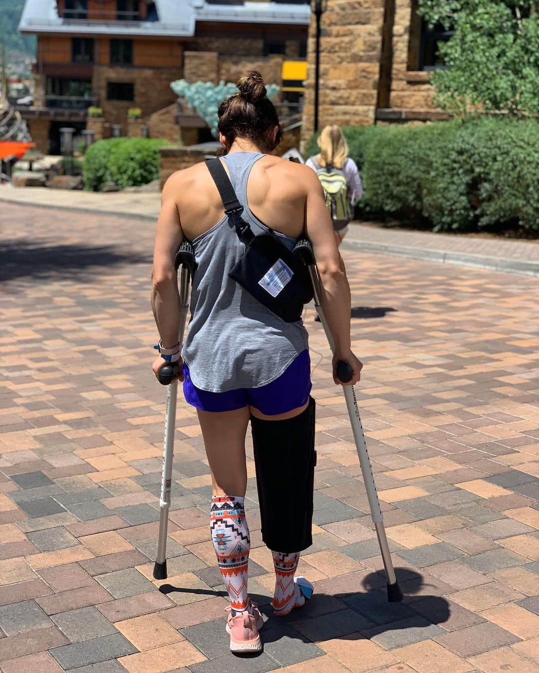 アレックス・パッチシオさんのインスタグラム写真 - (アレックス・パッチシオInstagram)「Just enjoying the day in Vail CO with my moms! Getting use to these crutches.... 🥴😜 Still doing 2 sessions of PT a day and have been getting out clutching around Vail for a couple hours every day. Can’t just sit inside all day. 😆😁 @petzl_official @frictionlabs @scarpana  #uhamikakuto #crutchessuck #vail #sunshine」7月28日 7時22分 - alex_puccio89