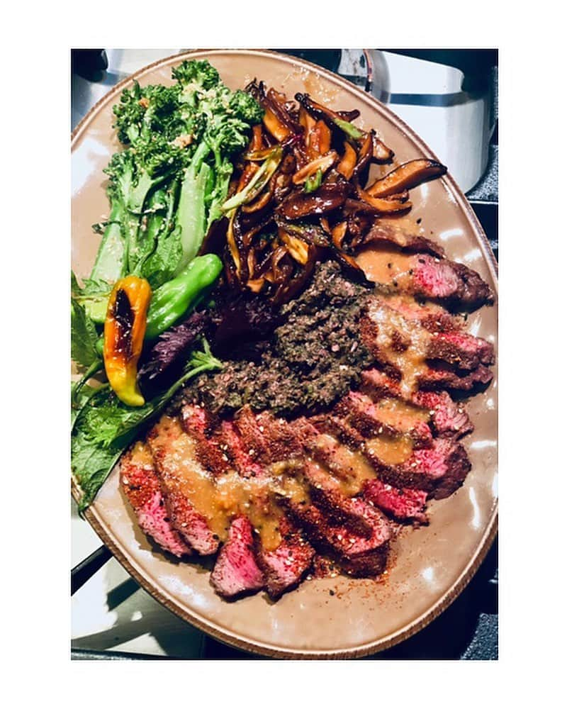 レイチェル・レイさんのインスタグラム写真 - (レイチェル・レイInstagram)「Weekend #Foodfolio  Sliced flat iron steak 🥩 w 2 sauces: blistered shishito and shiso salsa w capers, anchovies, garlic, ginger, smoked soy, Worcestershire, yuzu // Red miso dressing  w Mirin and rice wine vinegar.  Cold broccoli 🥦 w ground toasted sesame soy dressing ⠀⠀⠀⠀⠀⠀⠀⠀⠀⠀⠀ Yu-Zu-Cool Martini 🍸 muddled cucumber, vodka, sake, Yuzu, drizzle of simple syrup — shake w ice.  Lime twist.  Egg Crepe — 2 eggs swirl in large nonstick pan 🍳medium heat in butter. Chives, thyme, s&p, top w prosciutto, fill w arugula, figs, shaved Parm, shaved fennel and red onion, lemon EVOO. Fold. ⠀⠀⠀⠀⠀⠀⠀⠀⠀⠀⠀ Teriyaki Shiitake — gluten free (!) soy sauce, water, Mirin, light brown sugar, ginger, garlic. Reduce, thicken w corn starch slurry, lots of green onions」7月28日 7時26分 - rachaelray