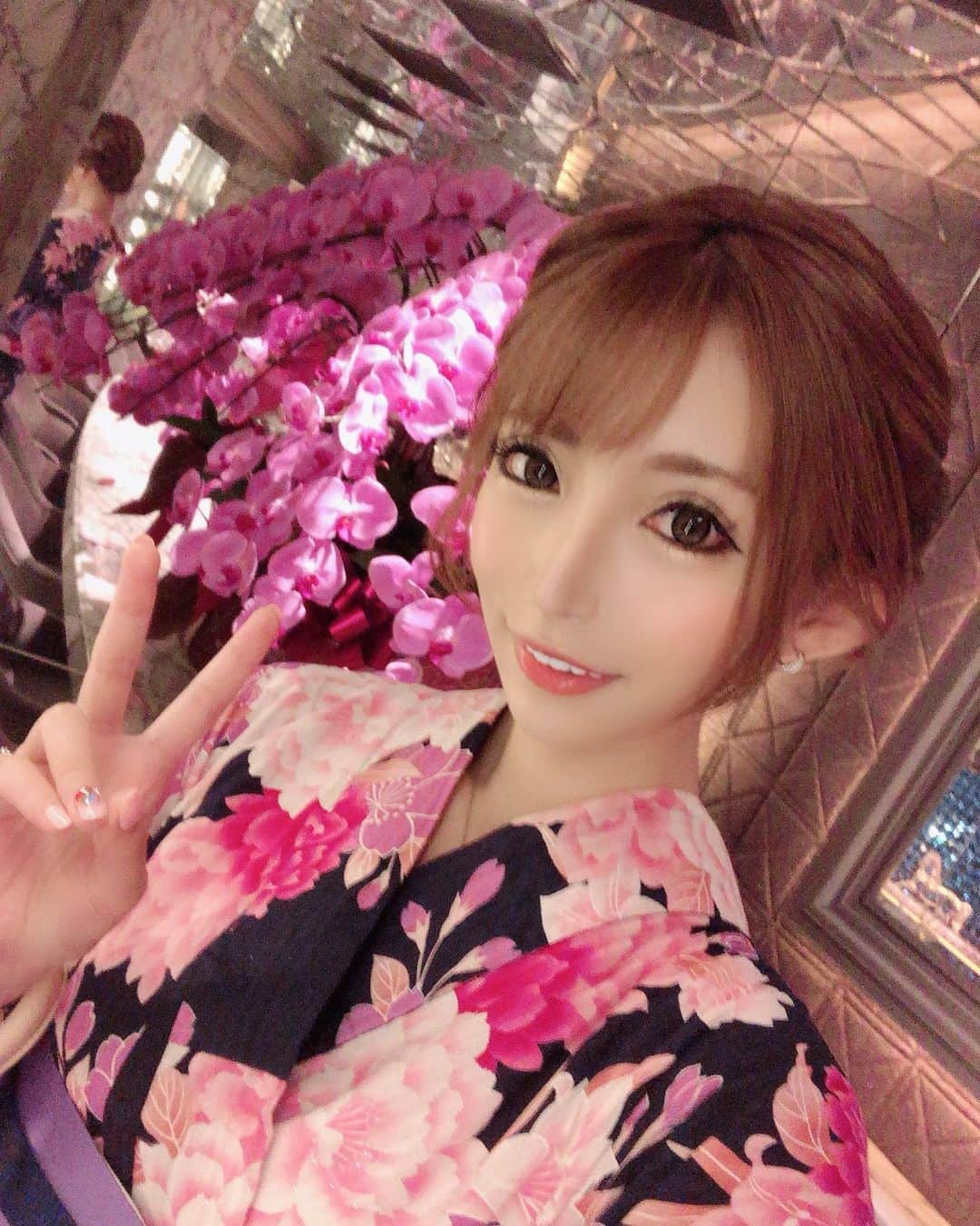 葉月七瀬のインスタグラム：「金曜日の浴衣イベント🏮👘🎆🎇 紺でピンクの花柄の浴衣だよ💖 髪めっちゃ短いけどヘアメイクさんに 無理矢理アップにしてもらった💡 イベントじゃないとほとんど自分でヘアメするから 新鮮ですね◟꒰◍ ´꒳` ◍꒱◞✨ . 土曜は死んでて休んでしまった💔 めっちゃ身体弱い😭 もっと色々強くなろ！！ で、お仕事頑張る🙌🏻💓 会いに来てくれると嬉しいな💕💕 #ヴェルージュ #ななせまる  #浴衣 #浴衣イベント  #ヘアメ」