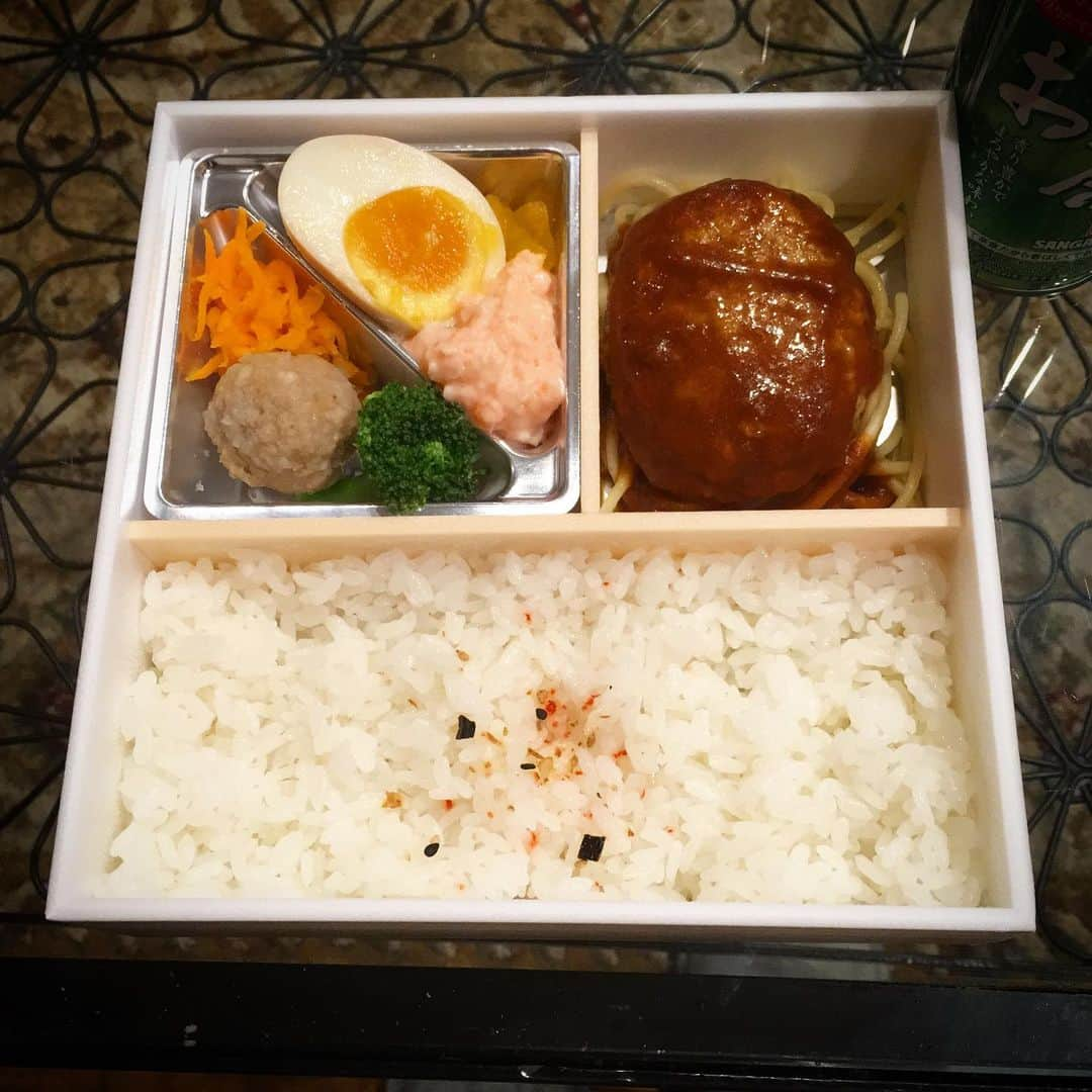 田中香子さんのインスタグラム写真 - (田中香子Instagram)「ハンバーーーグ‼️ 昼も肉！ 夜も肉！  正直ストマック！ 撮影終了！ お疲れさまでした◎  #ロケ弁いただきまsoo  #撮影 #撮影日和 #ロケ #ロケ弁」7月27日 22時28分 - soo.yt