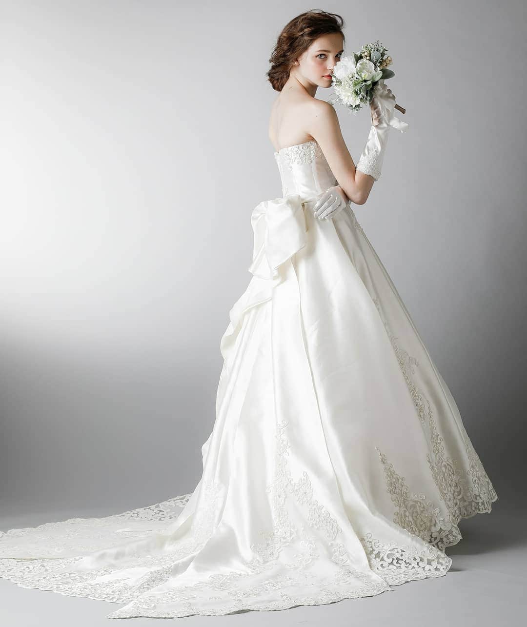 LAVIEEN ROSE Weddingさんのインスタグラム写真 - (LAVIEEN ROSE WeddingInstagram)「花嫁さまの理想を叶える  ロングトレーンドレス♡  アビークラスター  ヴァージンロードに広がる美しい刺繍が施されたカットレースのロングトレーンは 女性が憧れる #ロイヤルプリンセス の象徴。  ロングトレーンを外すと 艶やかな光沢が美しいミカド地のシンプルなAラインドレスに。 ビッグリボンを合わせた大人可愛い フェアリースタイル。  @lavieenrosewedding  #ラビアンローゼ#weddingdress#weddinggown#bridalgown #weddingaccessories#weddingstyles#weddinghairstyle#sayyestothedress #ウエディングドレス#オフショルダードレス#2019夏婚#2019秋婚#tg花嫁#静岡花嫁#静岡結婚式場#ドレス選び#ドレス迷子#名古屋結婚場#ブライダルヘア#花嫁ヘア#プレ花嫁#ドレス試着#名古屋花嫁#お色直し#小物合わせ#チャペル挙式#教会式#ホテルウエディング#ホテル婚」7月27日 22時28分 - lavieenrosewedding