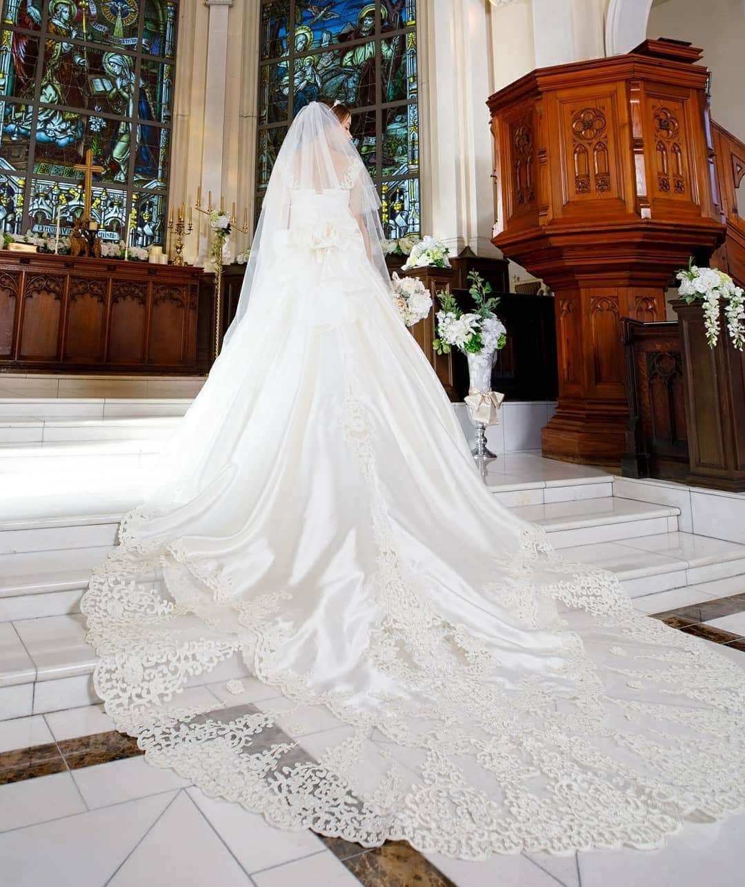 LAVIEEN ROSE Weddingさんのインスタグラム写真 - (LAVIEEN ROSE WeddingInstagram)「花嫁さまの理想を叶える  ロングトレーンドレス♡  アビークラスター  ヴァージンロードに広がる美しい刺繍が施されたカットレースのロングトレーンは 女性が憧れる #ロイヤルプリンセス の象徴。  ロングトレーンを外すと 艶やかな光沢が美しいミカド地のシンプルなAラインドレスに。 ビッグリボンを合わせた大人可愛い フェアリースタイル。  @lavieenrosewedding  #ラビアンローゼ#weddingdress#weddinggown#bridalgown #weddingaccessories#weddingstyles#weddinghairstyle#sayyestothedress #ウエディングドレス#オフショルダードレス#2019夏婚#2019秋婚#tg花嫁#静岡花嫁#静岡結婚式場#ドレス選び#ドレス迷子#名古屋結婚場#ブライダルヘア#花嫁ヘア#プレ花嫁#ドレス試着#名古屋花嫁#お色直し#小物合わせ#チャペル挙式#教会式#ホテルウエディング#ホテル婚」7月27日 22時28分 - lavieenrosewedding
